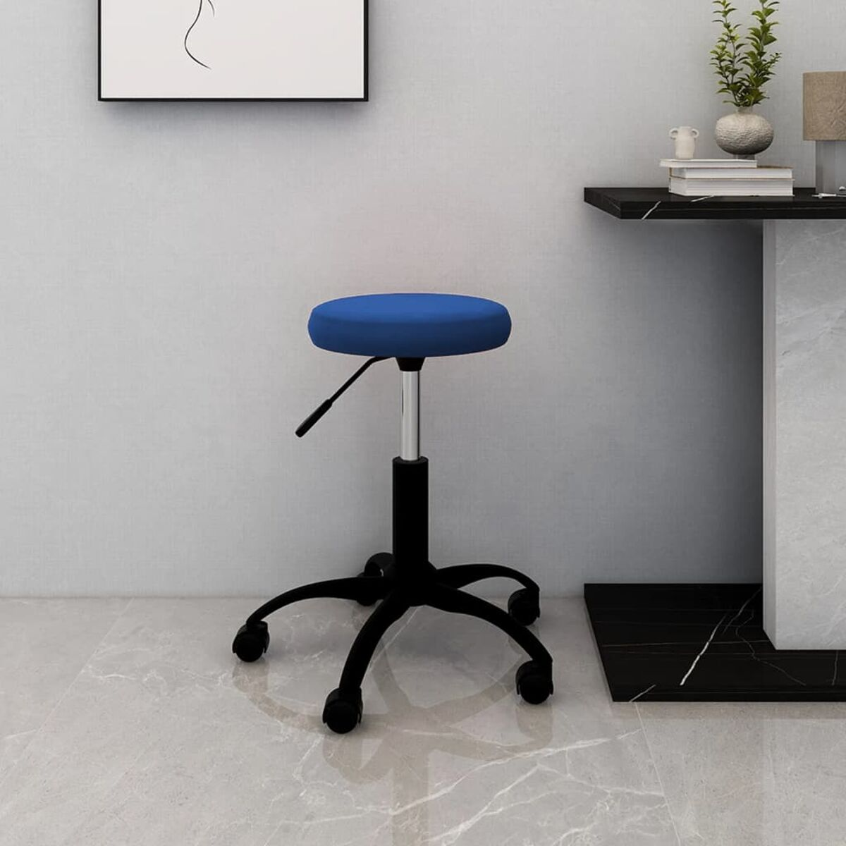 Blauer gepolsterter Hocker mit schwarzem Gestell und Rollen, vor einer weißen Wand und Marmortisch.
