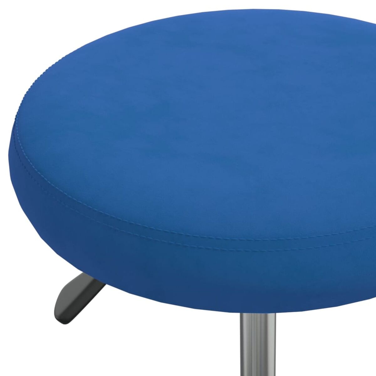 Blauer Hocker, Nahaufnahme, mit Stahlfuß.