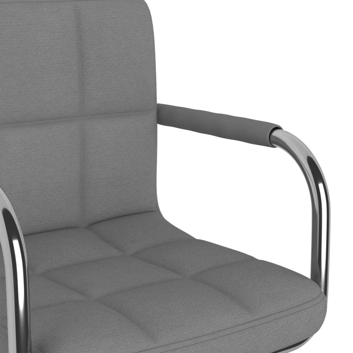 Primer plano del reposabrazos acolchado gris de una silla con marco de metal plateado.