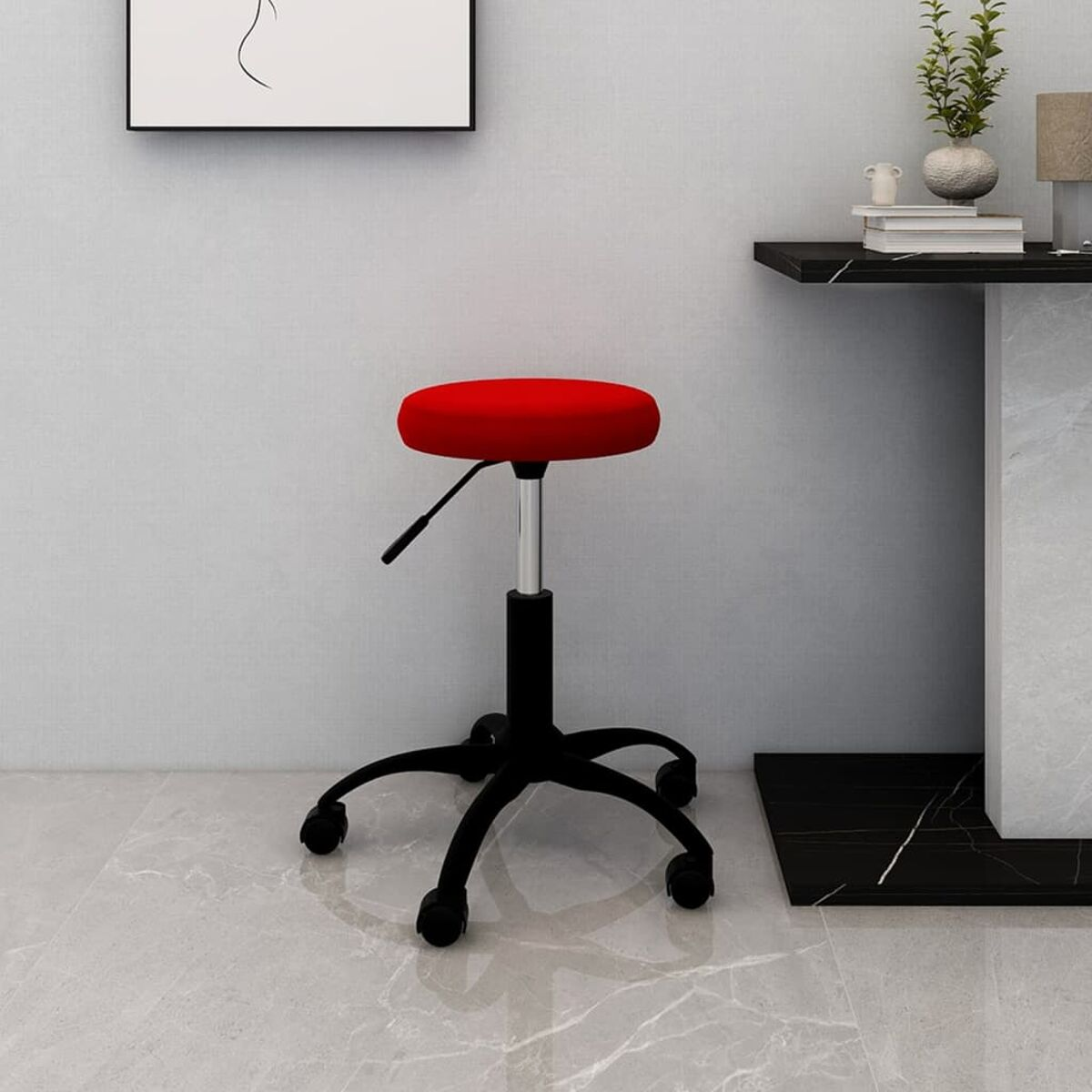 Roter Hocker mit schwarzer Basis und Rädern. Schreibtisch und Wand dahinter.