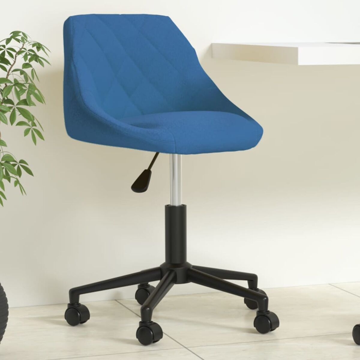 Blauer Bürostuhl mit Rautenmuster auf der Rückenlehne. Schwarzer Sockel mit Rädern, vor weißer Wand.