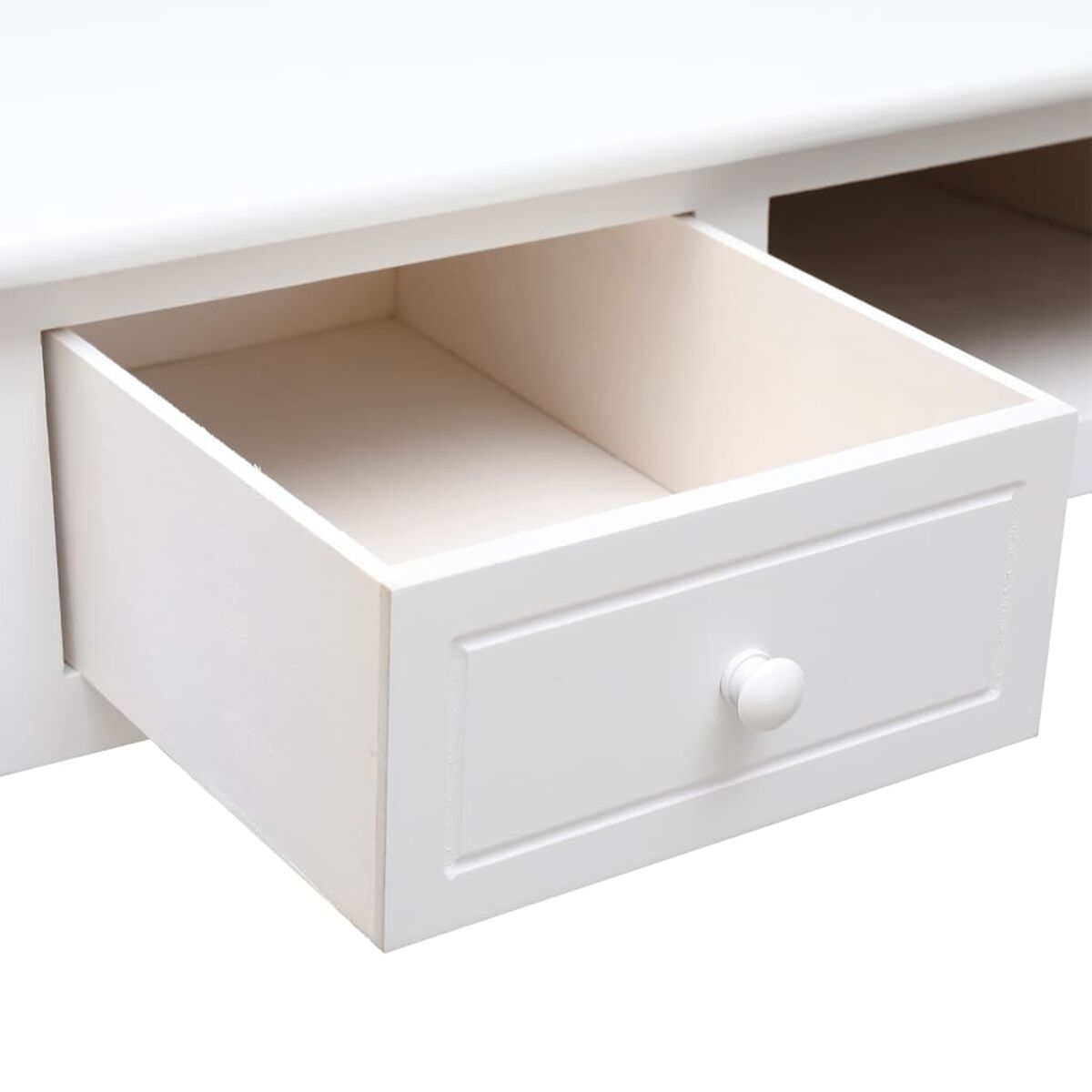 Nahaufnahme einer weißer Schublade, die teilweise geöffnet ist, in einem weißen Schrank.