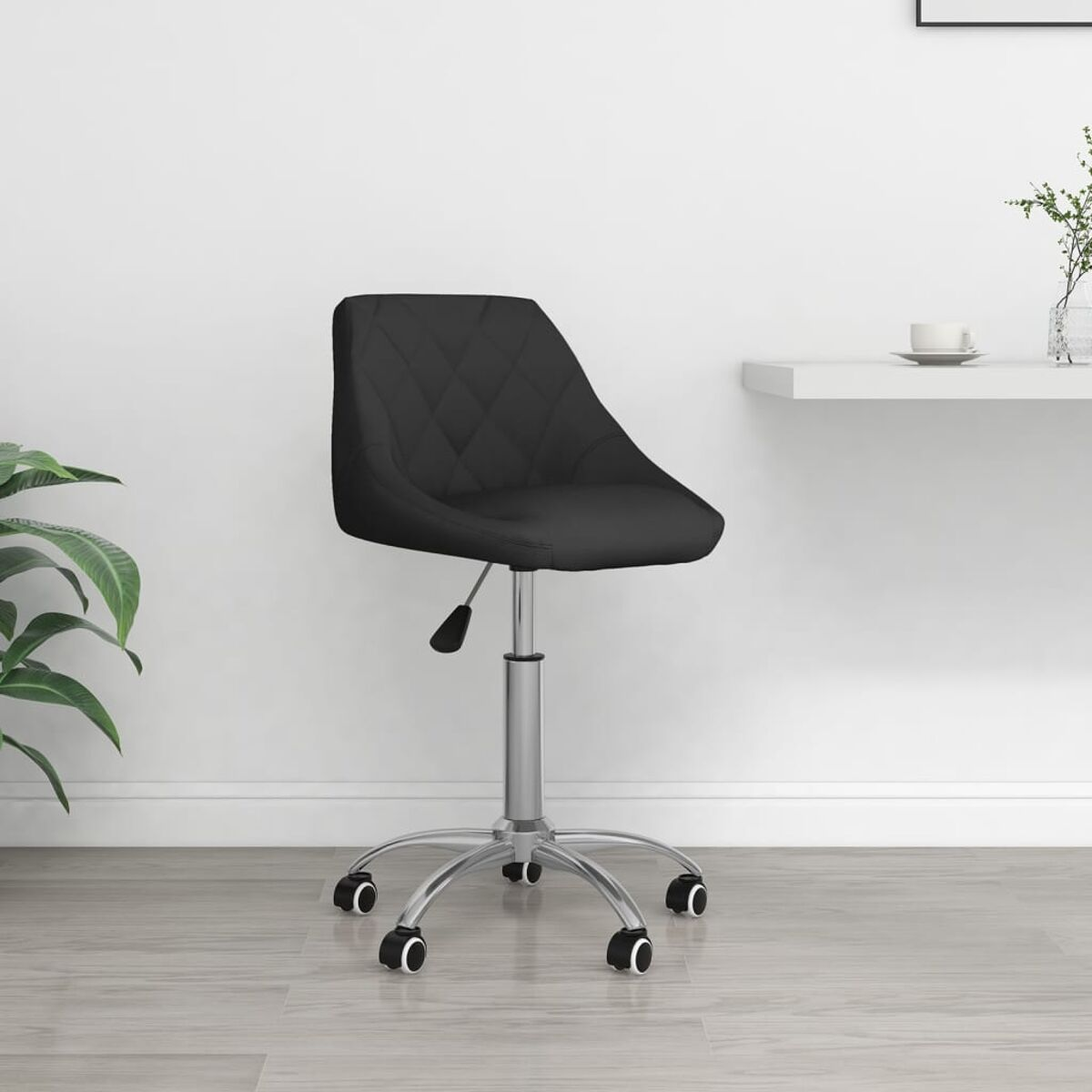 Schwarzer Bürostuhl mit Diamantmuster. Der Stuhl steht vor einer weißen Wand mit Schreibtisch.