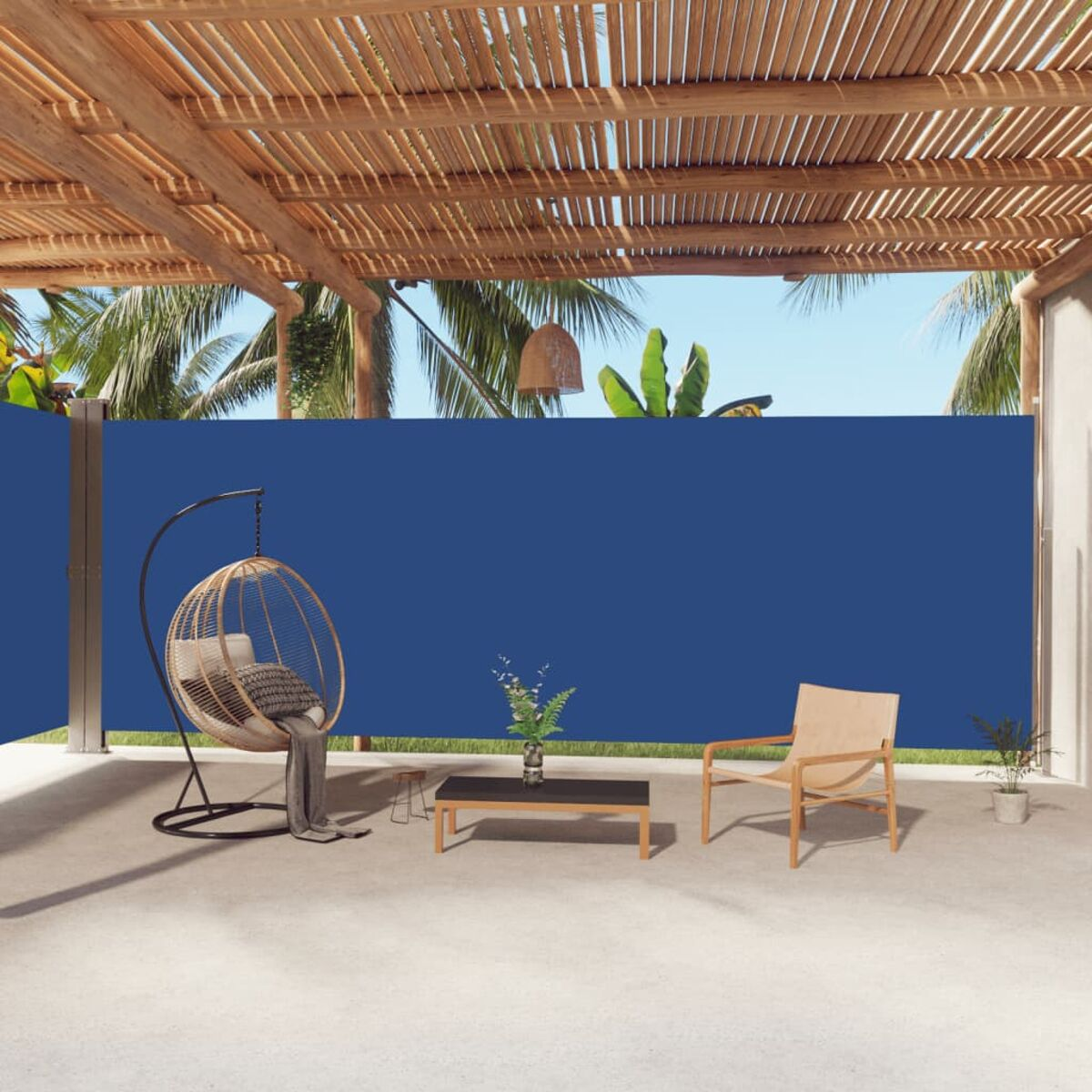 Szene im Freien mit blauer Wand, Hängekorb, Tisch, Stuhl, unter einem Holzdach und Palmen.