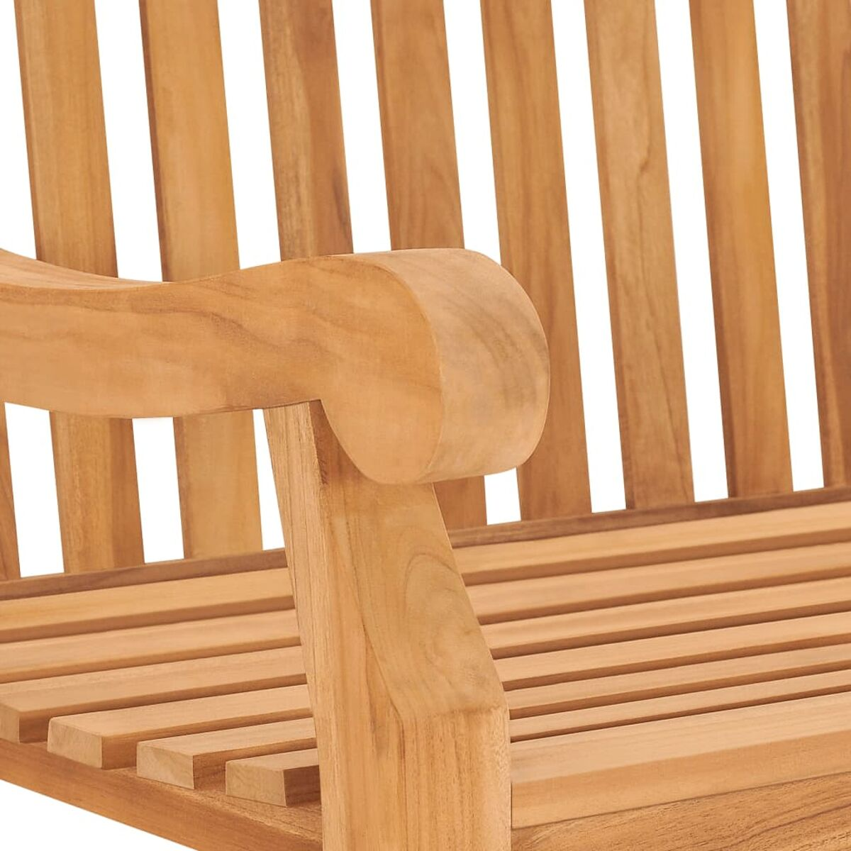 Nahaufnahme einer Holzarmlehne. Hellbraune Farbe. Aus Holzlatten gefertigt. Gebogene Form.