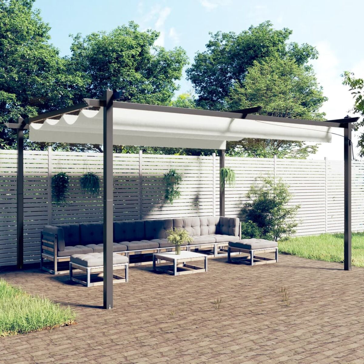 Terrasse im Freien mit Pergola, Sofasitzgelegenheiten, einem kleinen Tisch und einer Ziegelterrasse, mit weißem Baldachin.