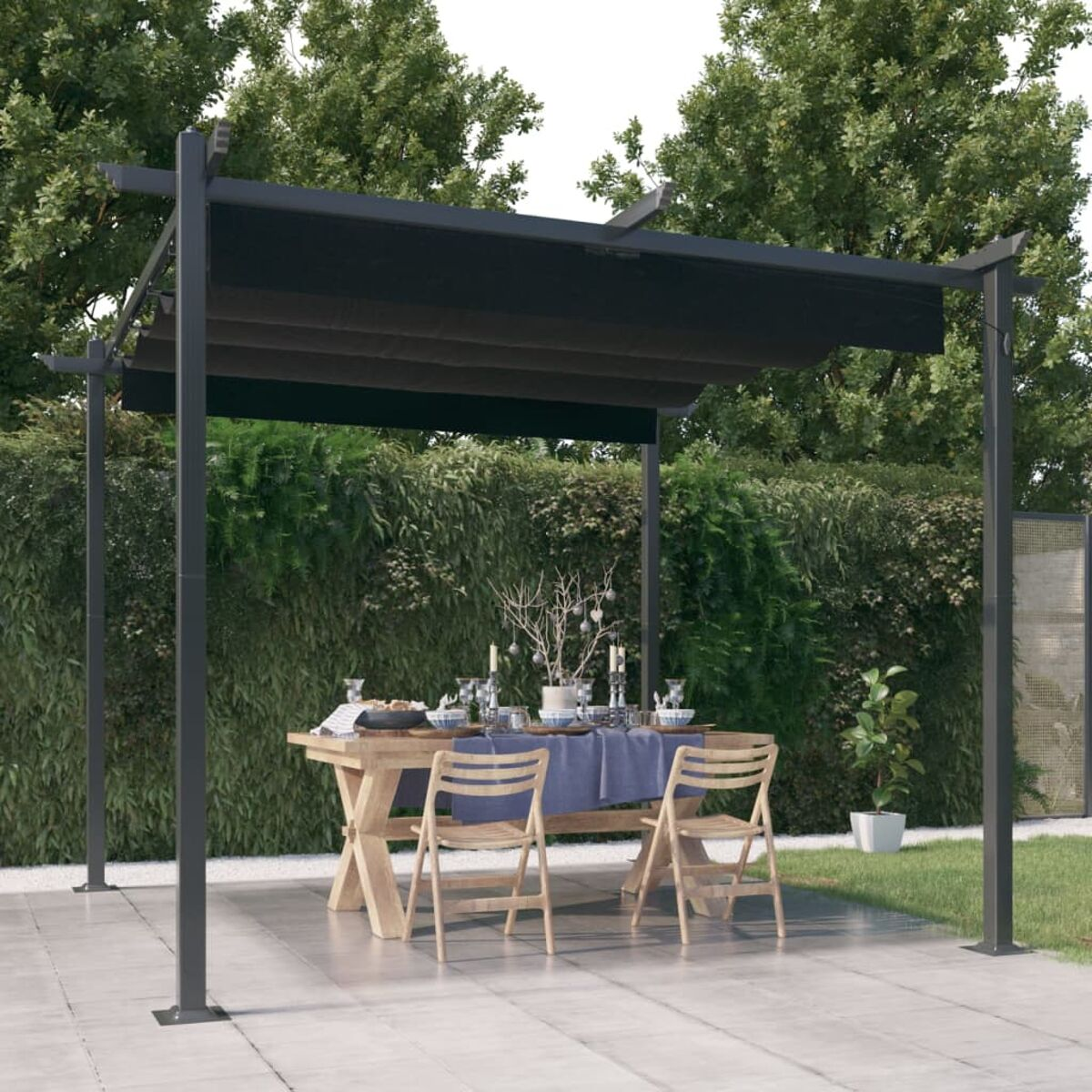 Schwarze und graue Pergola mit Tisch, Stühlen und Dekorationen. Der Hintergrund hat Bäume und Rasen.