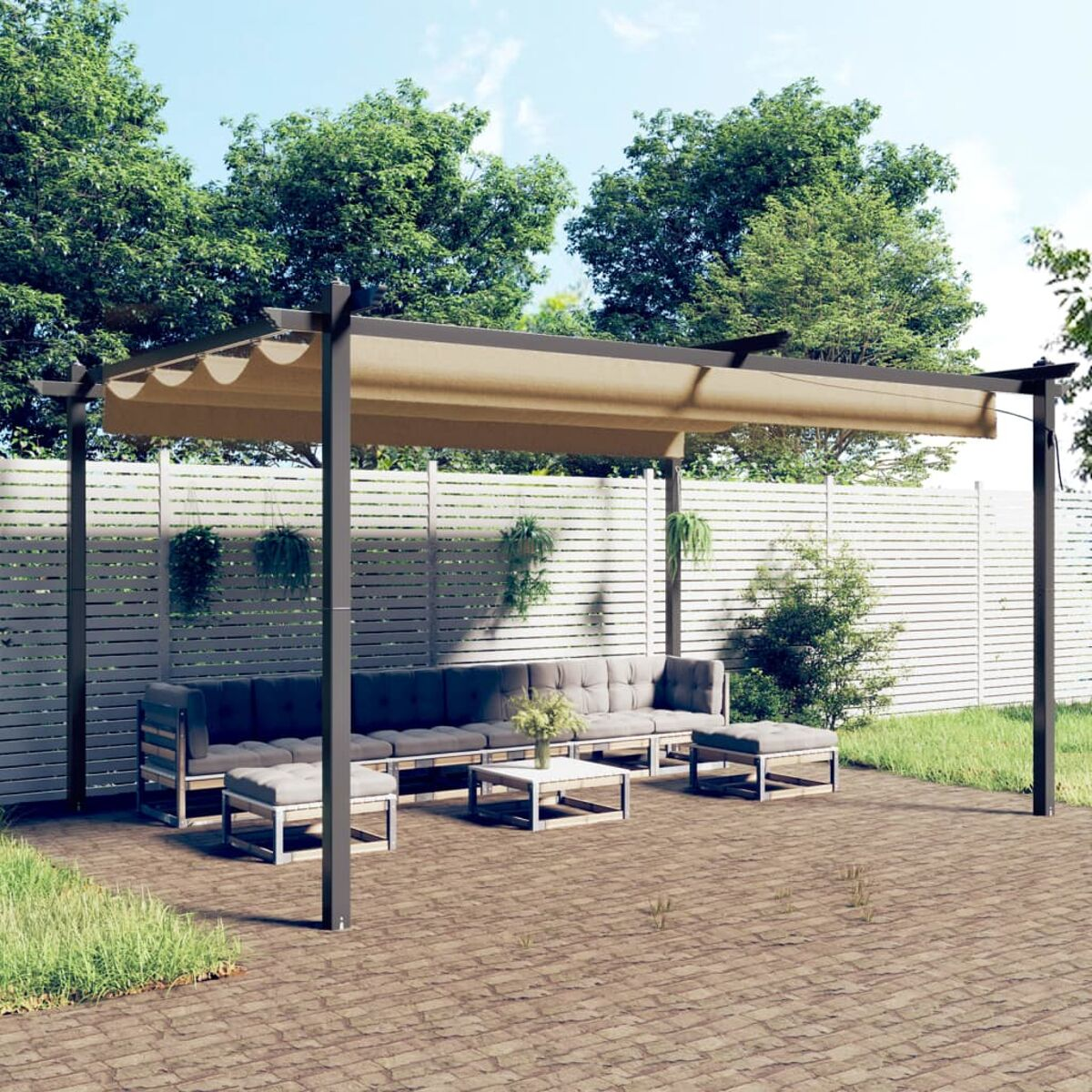Außenbereich mit Pergola, Sofa und Tisch. Ziegelpflaster mit grünem Gras.