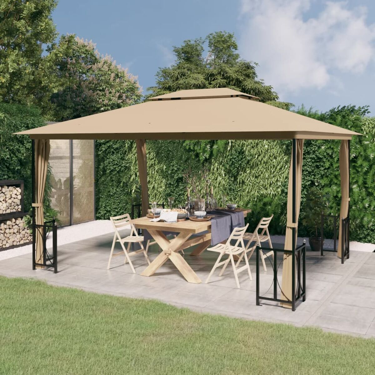 Beiger Pavillon mit Tisch, Stühlen und Dekorationen. Grüne Pflanzen im Hintergrund. Umgebung im Freien.