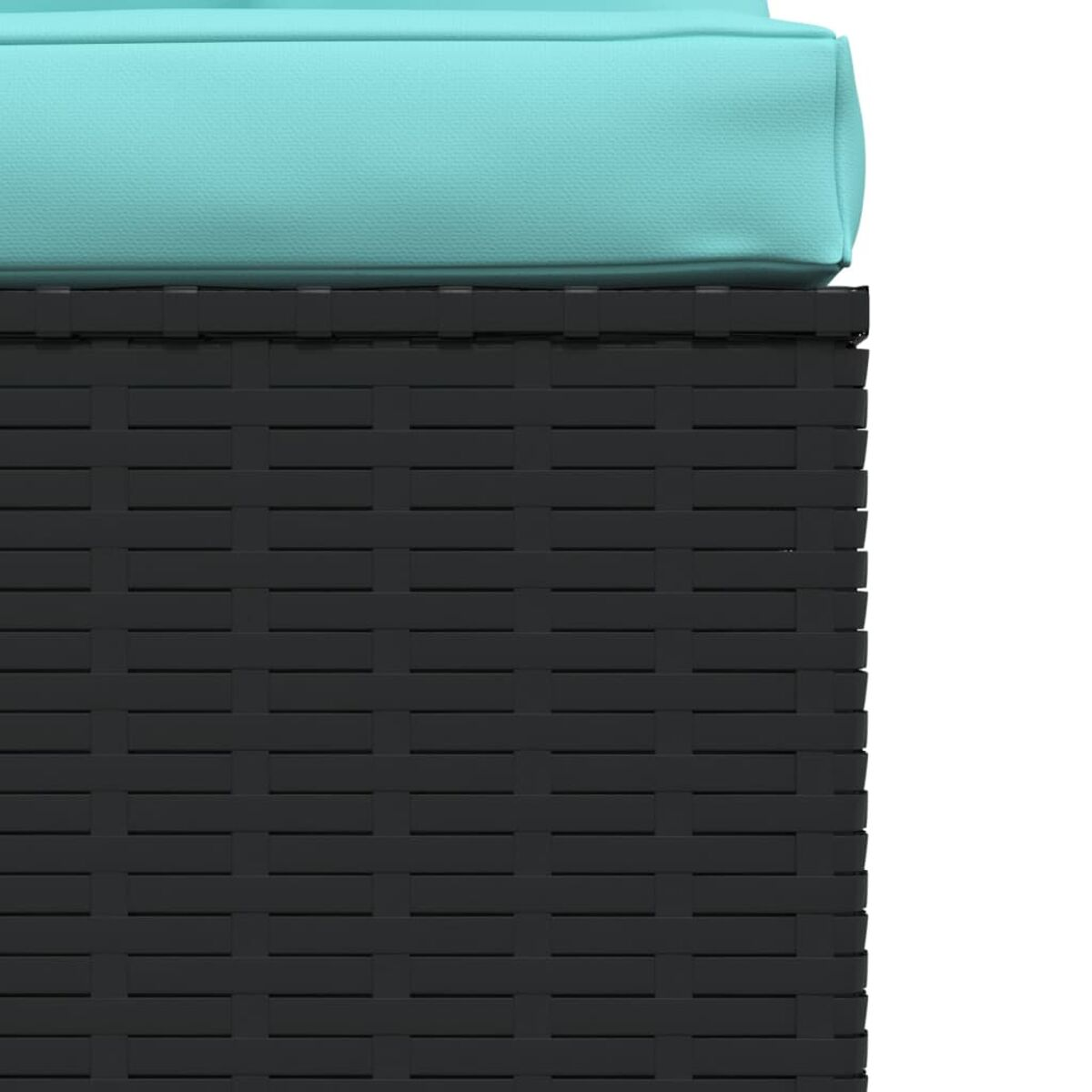Nahaufnahme einer schwarzen gewebten Box mit einem hellblauen Kissen oben. Die Box hat eine strukturierte Oberfläche.
