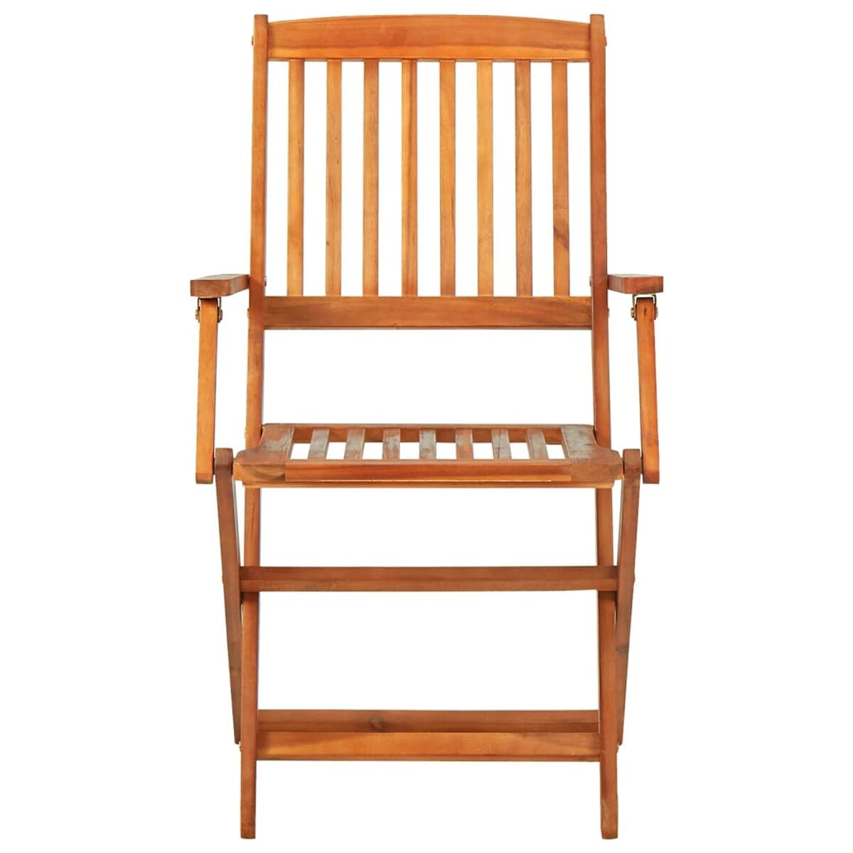 Ein hölzerner Klappstuhl mit Lattenrücken und -sitz, Armlehnen und brauner Farbe.