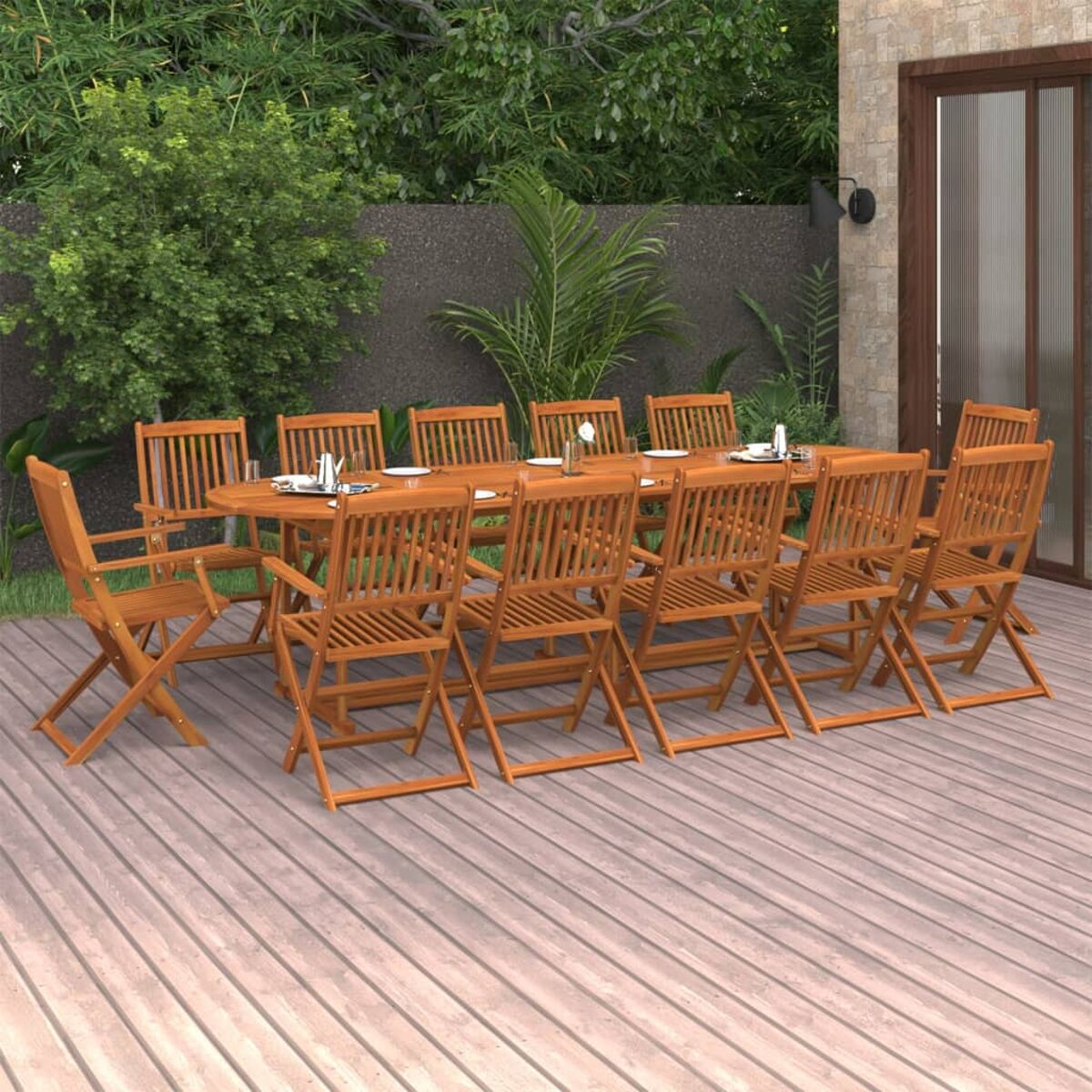 Essgruppe für den Außenbereich mit langem Tisch und Stühlen, in einem Garten.
