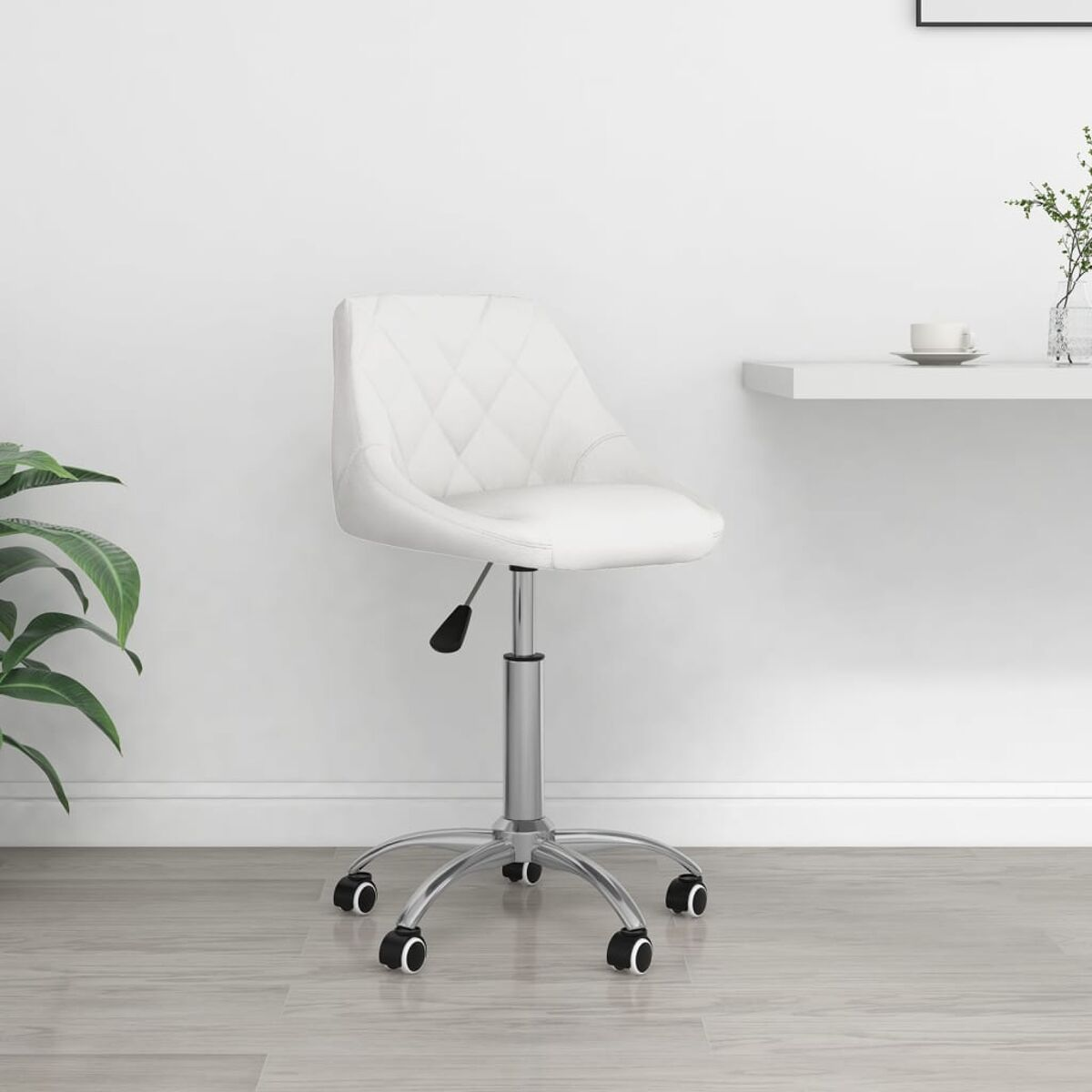 Ein weißer, rollender Stuhl mit rautenförmigem Sitz und weißem Wandhintergrund.