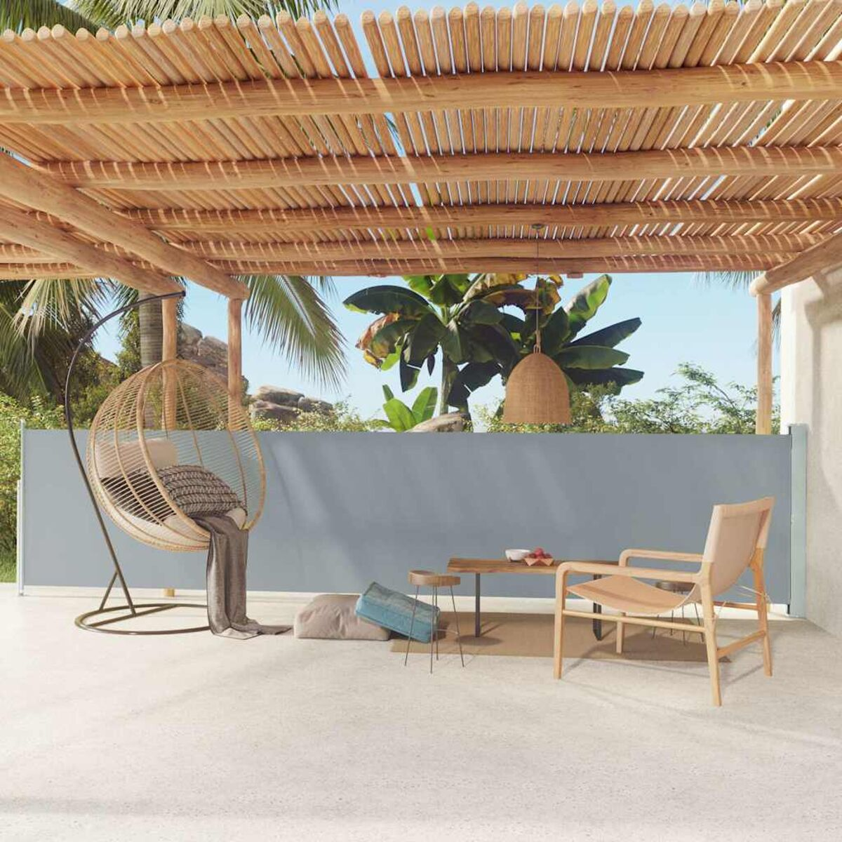Terrasse mit Möbeln; Hängekorb, Tisch, Stuhl und blaue Wand. Palmen sind sichtbar.