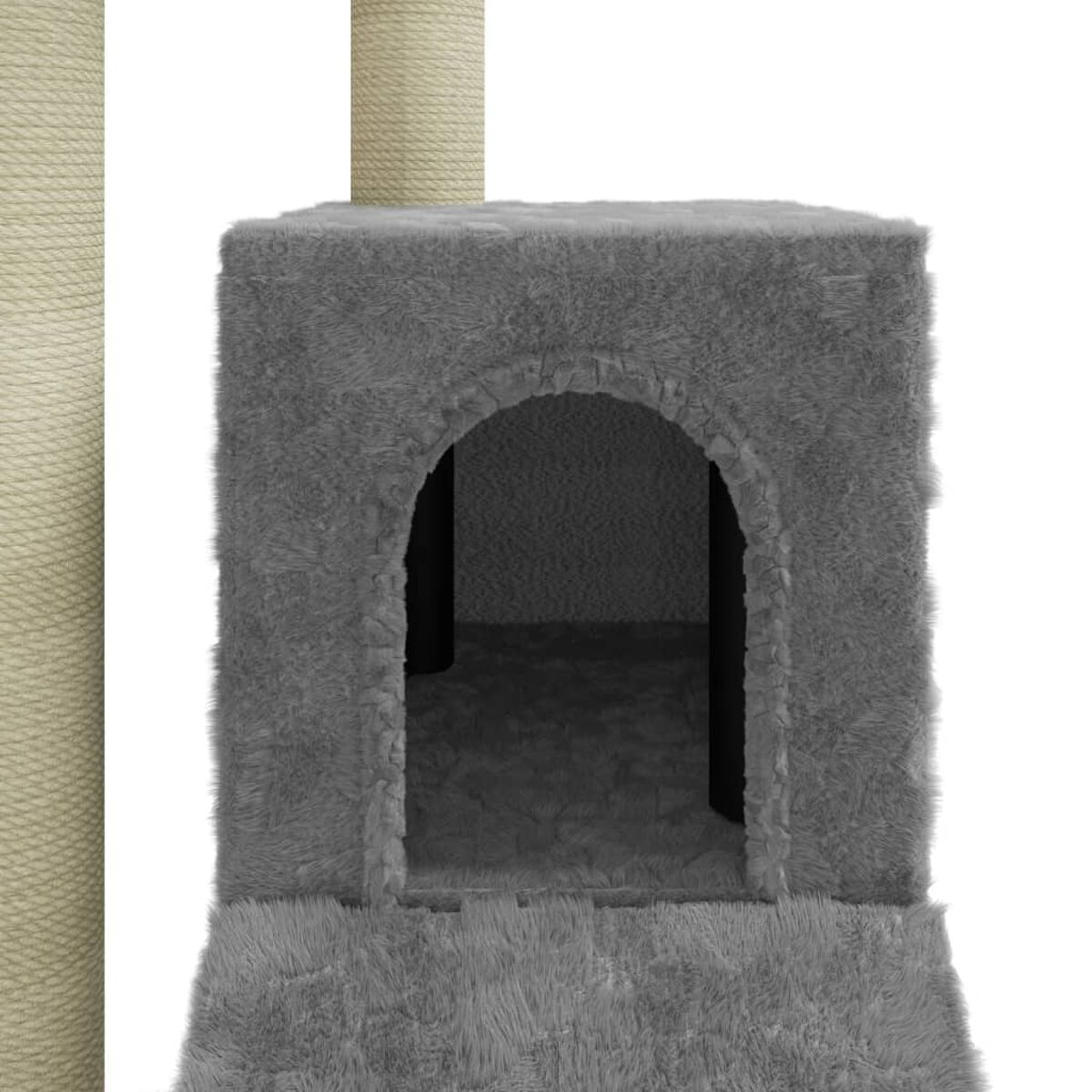 Grauer, flauschiger Katzenbaum mit höhlenartiger Struktur und Kratzbäumen. Weißer Hintergrund.