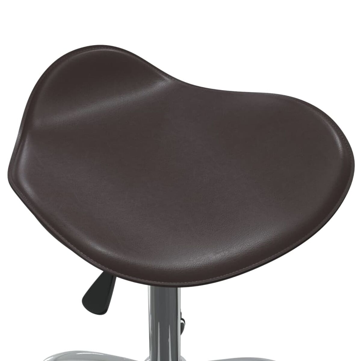 Asiento de taburete en forma de silla de montar marrón sobre un fondo blanco.