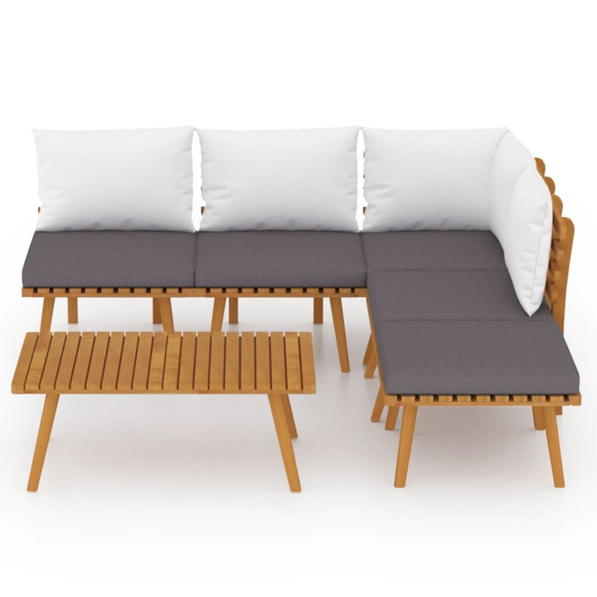 Sofa-Garnitur aus Holz für den Außenbereich mit weißen Kissen und einem kleinen Holztisch. Weißer Hintergrund.