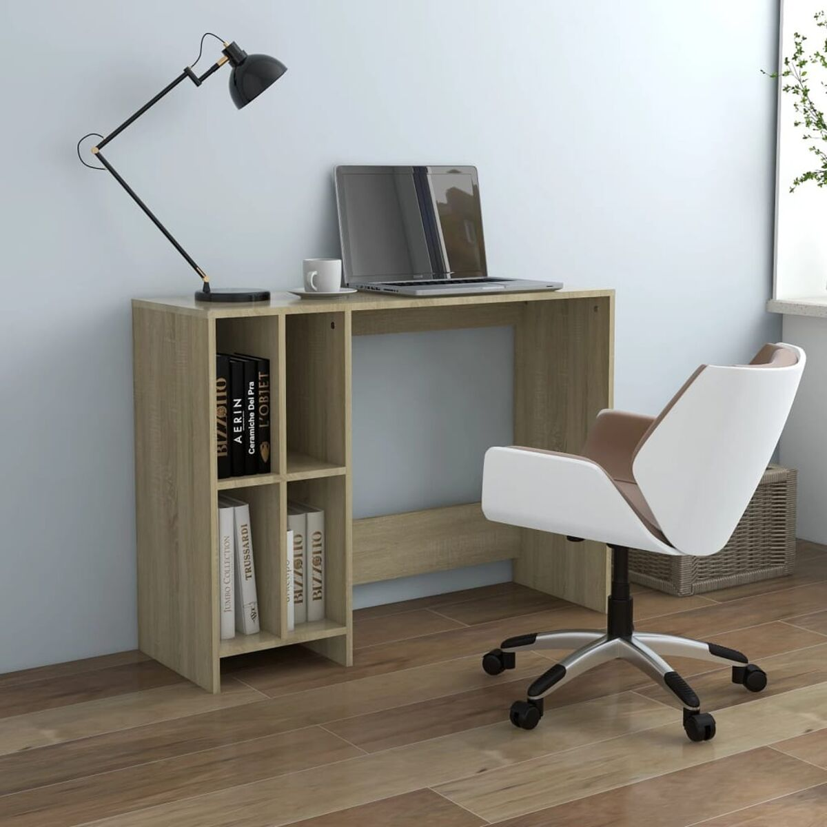 Holzschreibtisch mit Laptop, Lampe und Büchern. Weißer Stuhl mit braunem Sitz. Blauer Wandhintergrund.