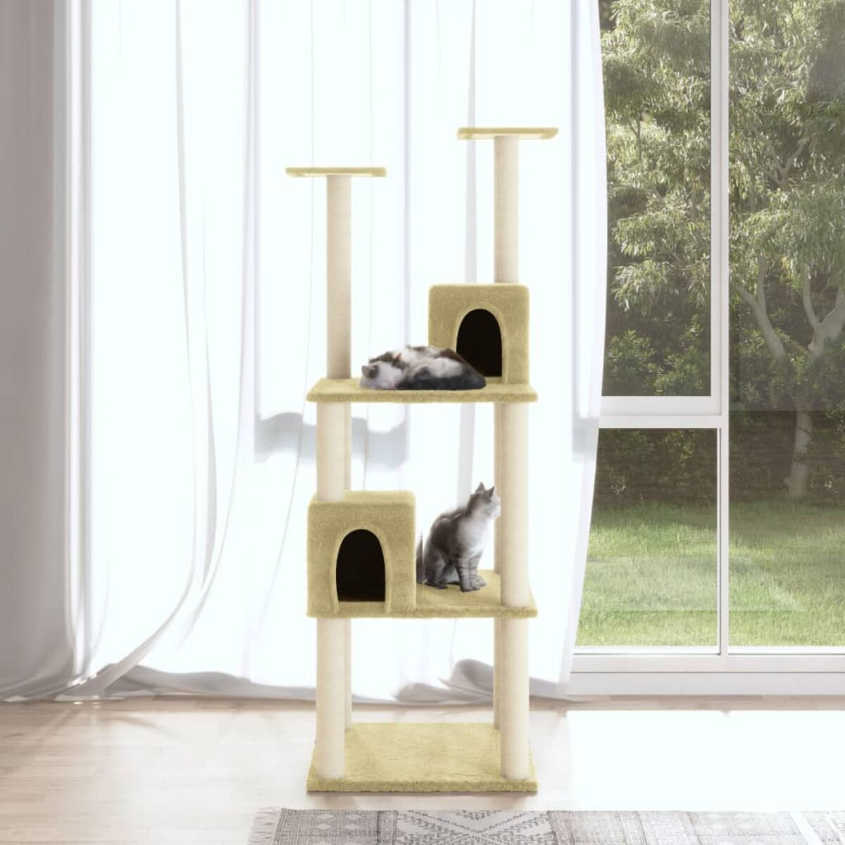 Katzenturm mit Plattformen, zwei Katzen ruhen sich aus. Beige Farbe. Fenster und Vorhänge im Hintergrund.