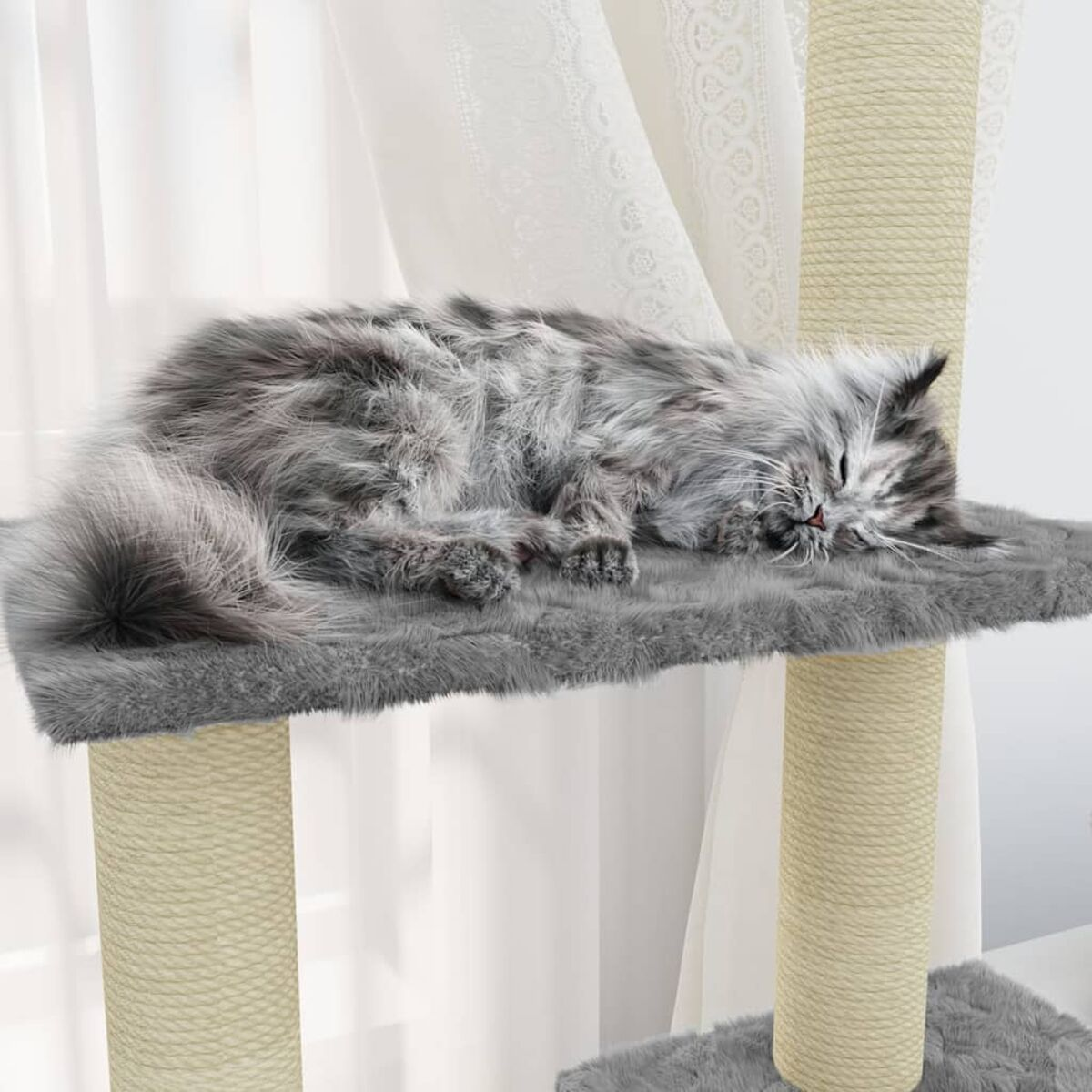 Eine graue Katze schläft auf einem Katzenbaum. Der Baum hat graue Plattformen und beige Stützsäulen.