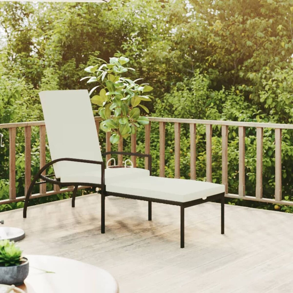 Weiße Chaiselongue auf Holzterrasse. Schwarzer Metallrahmen mit einer kleinen Pflanze im Hintergrund.
