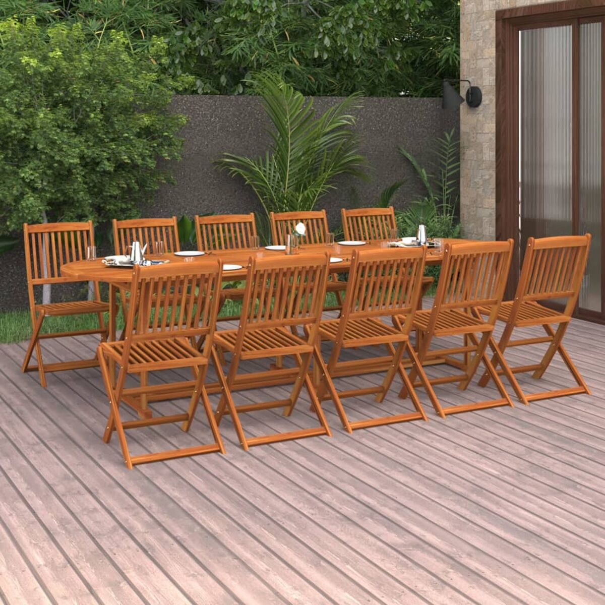 Essgruppe aus Holz im Freien auf einer Terrasse. Tisch und Stühle sind sichtbar.