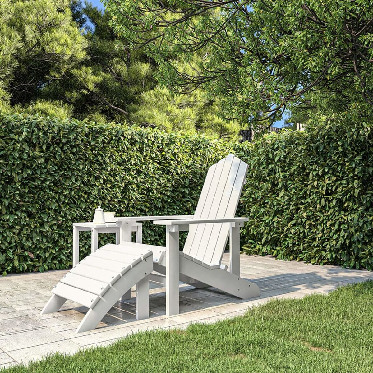 Weißes Gartenmöbel-Set in einem Garten mit grünem Rasen und Hecke.
