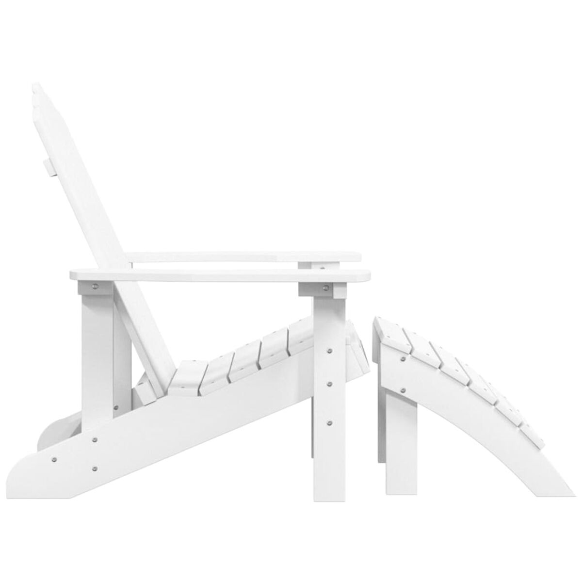 Weißer Adirondack-Stuhl mit Fußstütze. Der Stuhl ist aus Holz.