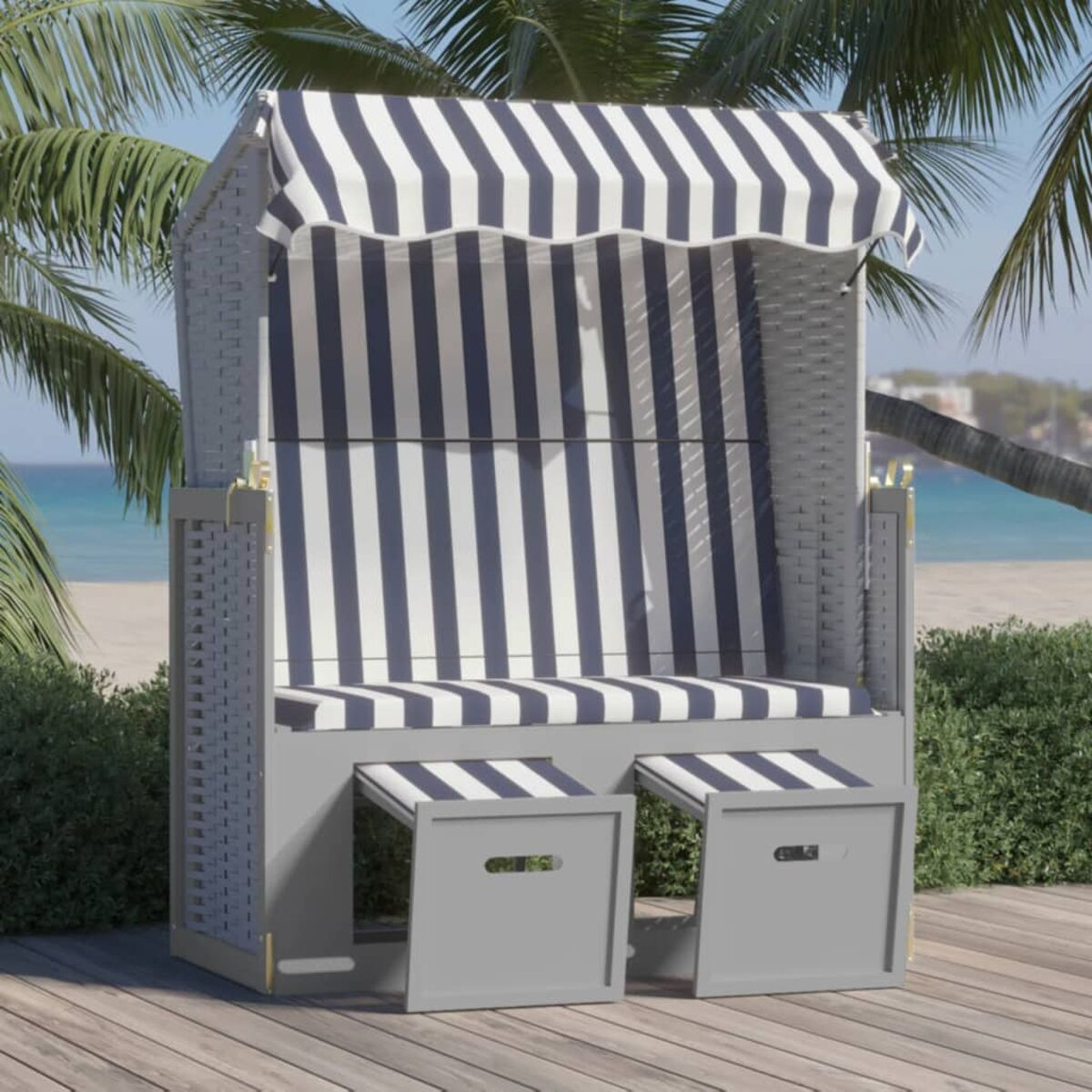 Strandkorb mit blau-weißen Streifen, zwei Fußstützen, auf einem Holzdeck, mit Palmen.