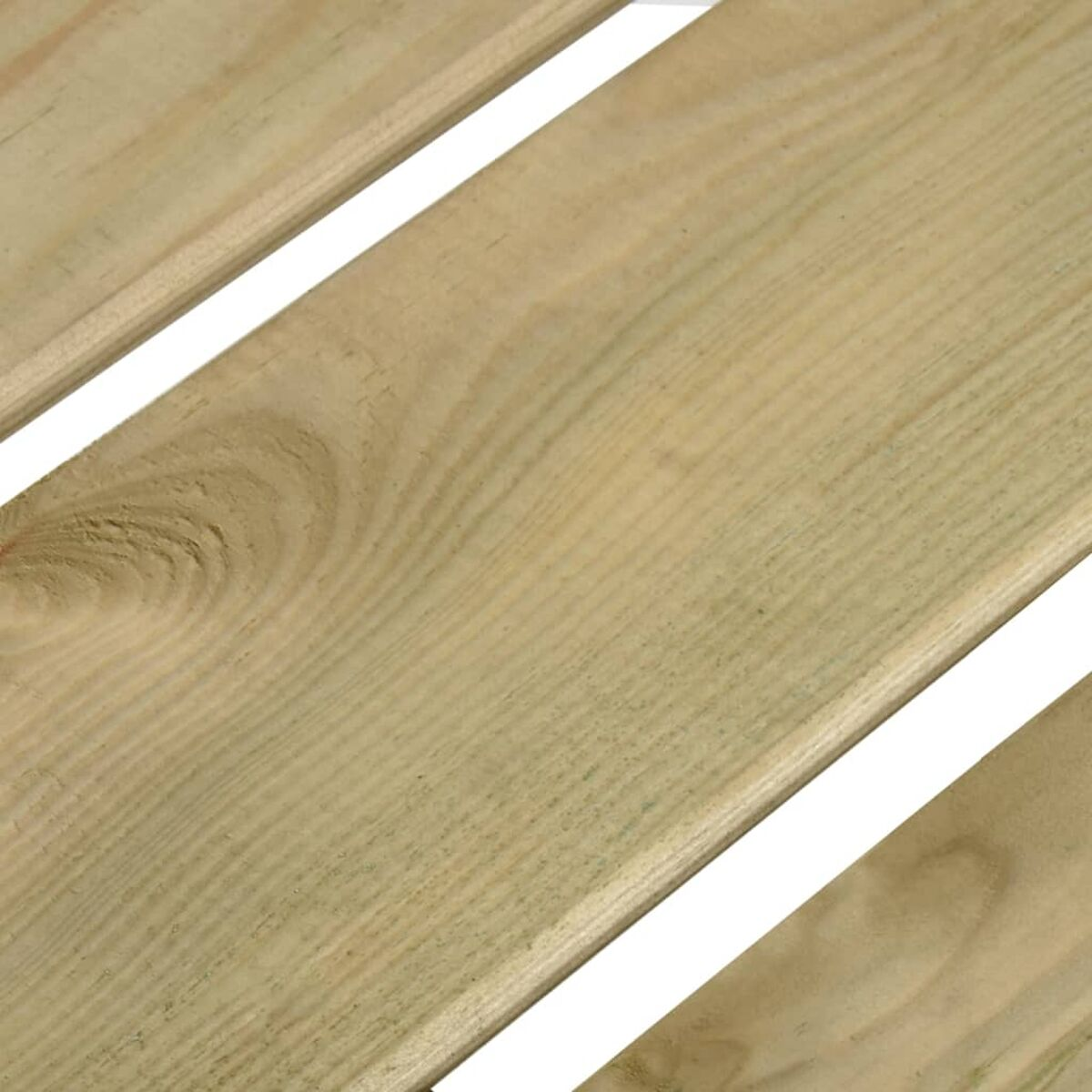 Nahaufnahme von diagonal angeordneten Holzbrettern mit weißen Zwischenräumen und Maserung.