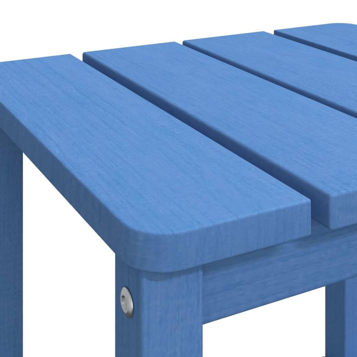 Blauer Holztisch mit horizontalen Lamellen, Nahaufnahme der Oberfläche.