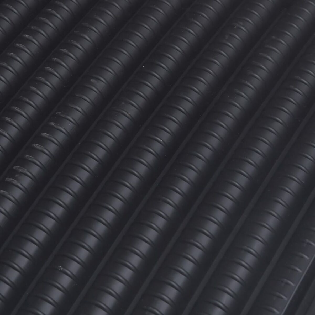 Schwarze, gerippte Gummi-Oberfläche. Die Rippen verlaufen parallel zueinander.