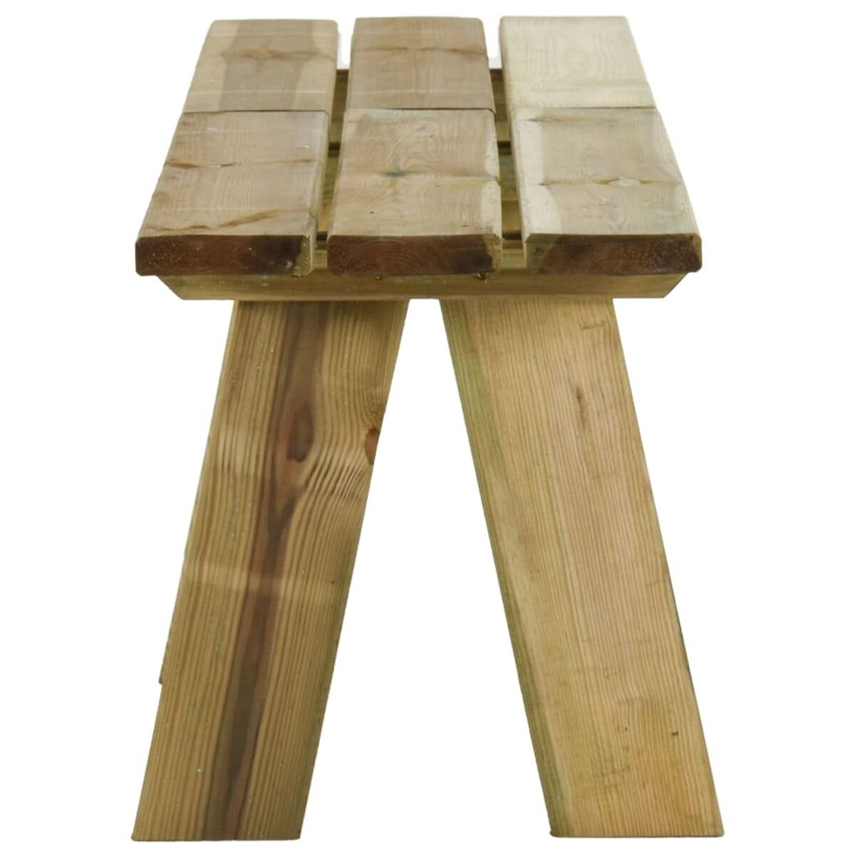 Holzbank mit drei Planken für die Sitzfläche und abgewinkelten Beinen. Auf weißem Hintergrund.
