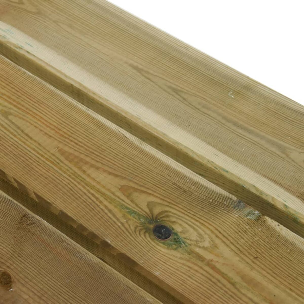 Holzbretter in Nahaufnahme, Details der Holzmaserung sichtbar.