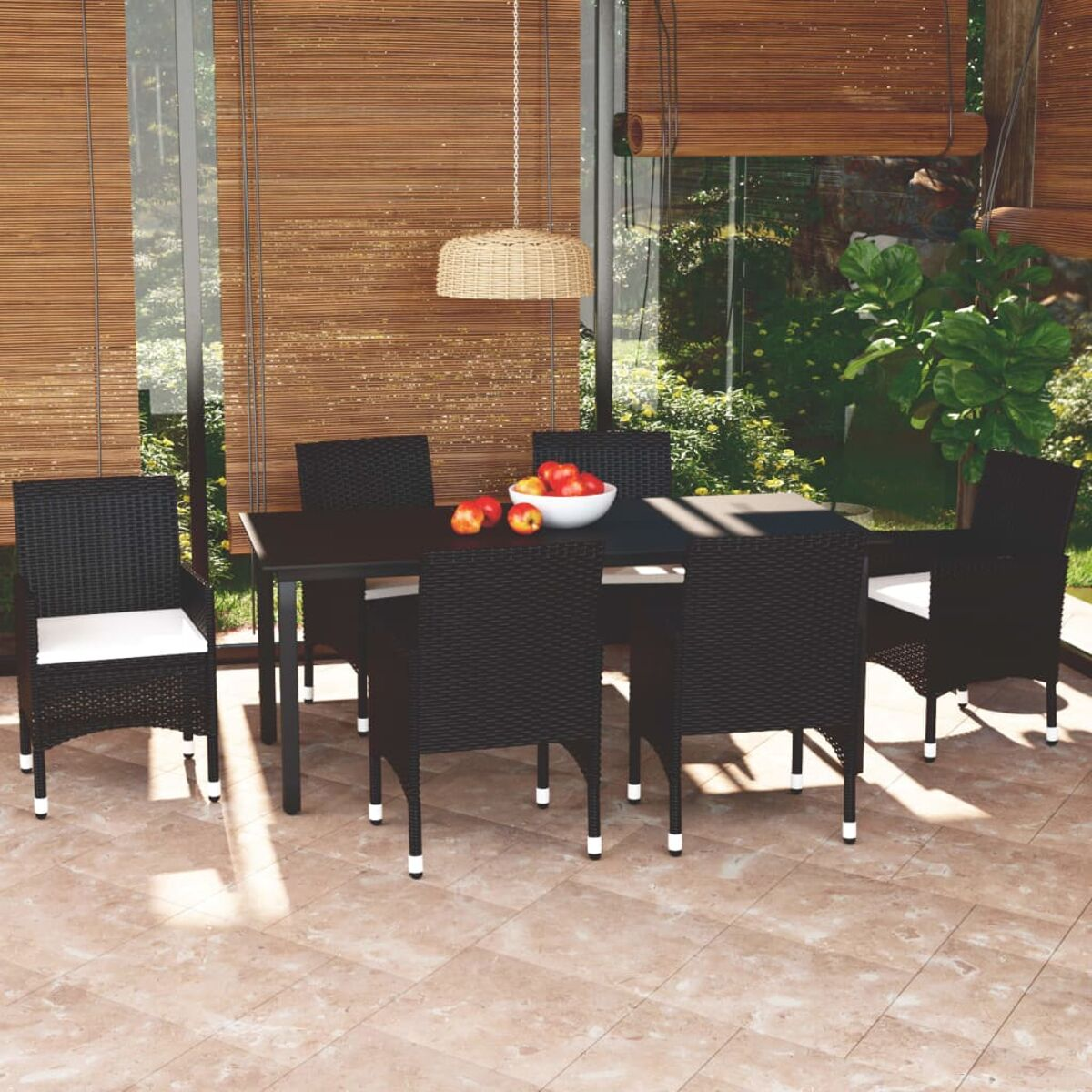 Schwarzer Tisch und Stühle auf einer Terrasse mit Obst und Blumen. Braune Jalousien im Hintergrund.