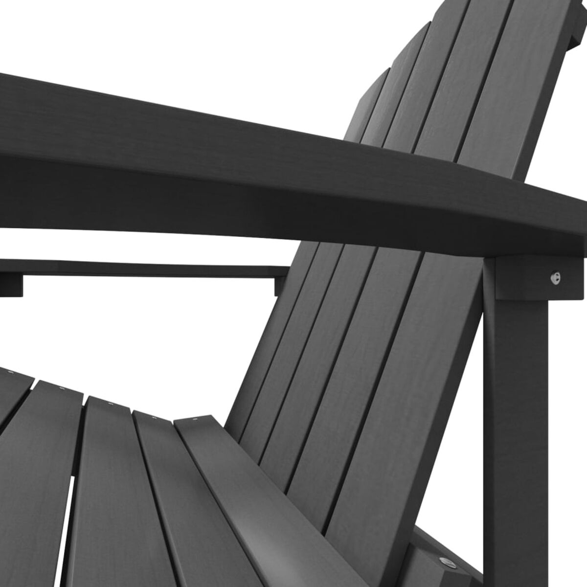 Nahaufnahme eines schwarzen Adirondack-Stuhls aus Holz. Weißer Hintergrund.