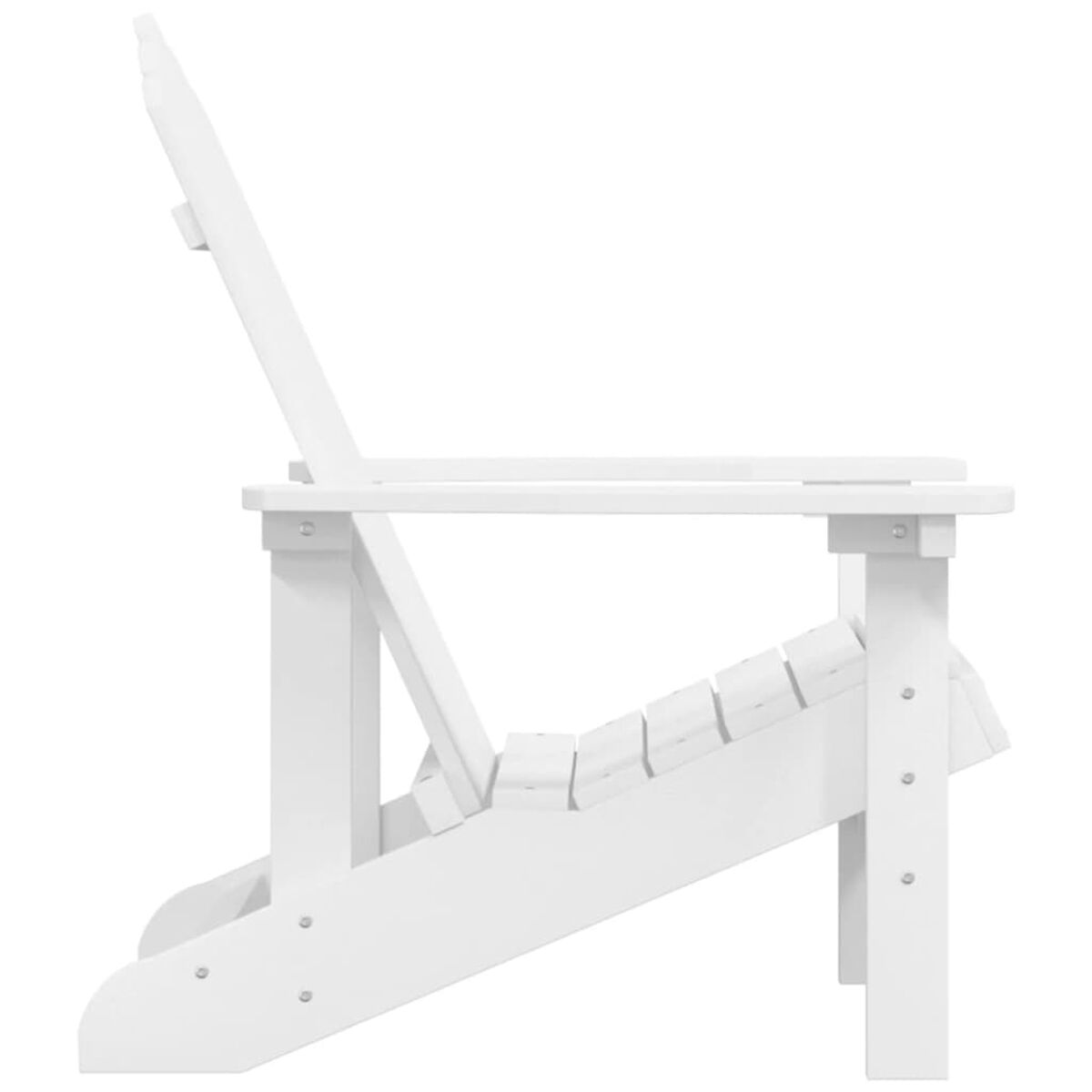 Weißer Adirondack-Stuhl für den Außenbereich. Der Stuhl hat einen hohen Rücken und eine Sitzfläche mit Lamellen.