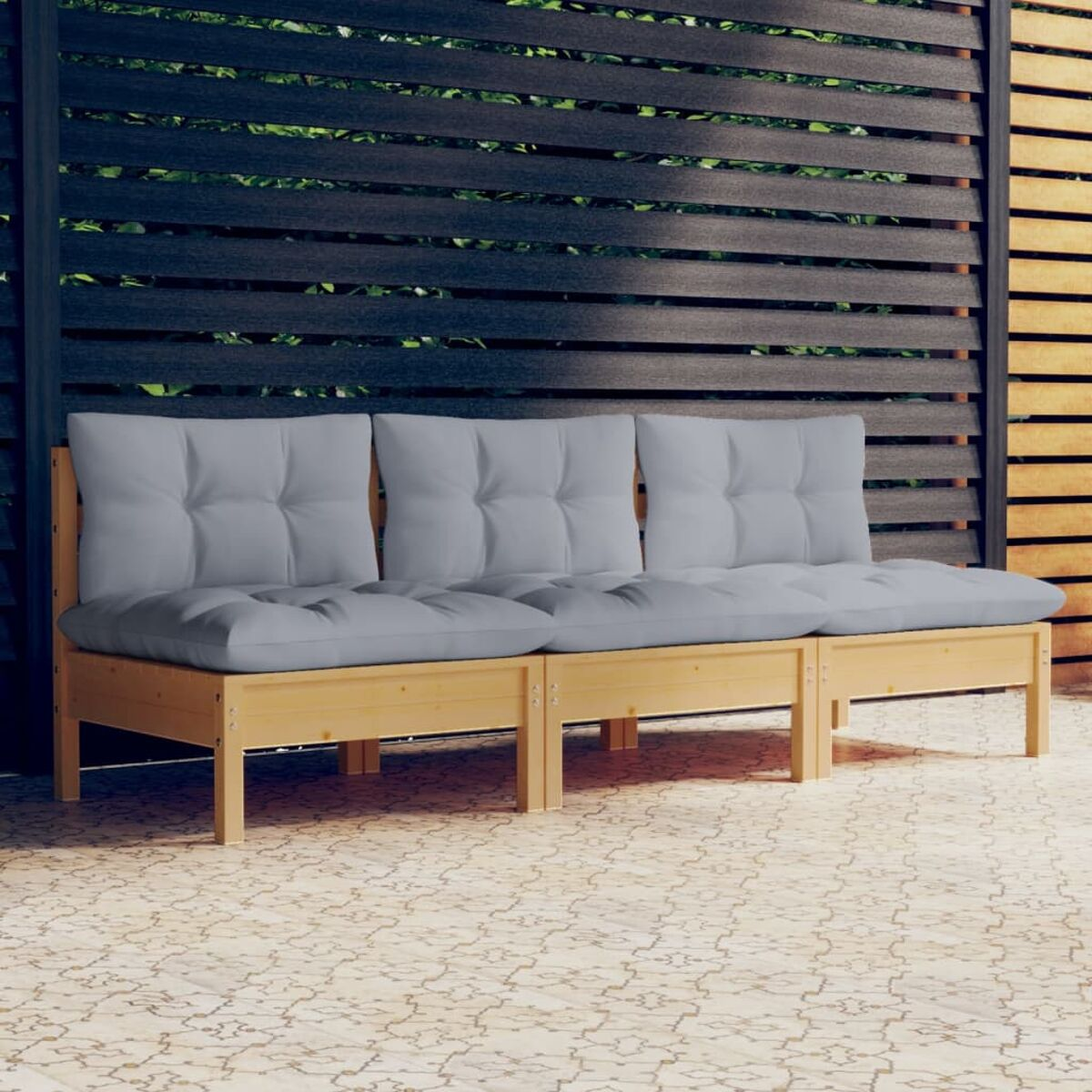 Holzsofa für draußen mit grauen Kissen. Auf einer gefliesten Terrasse mit Holzzaun.