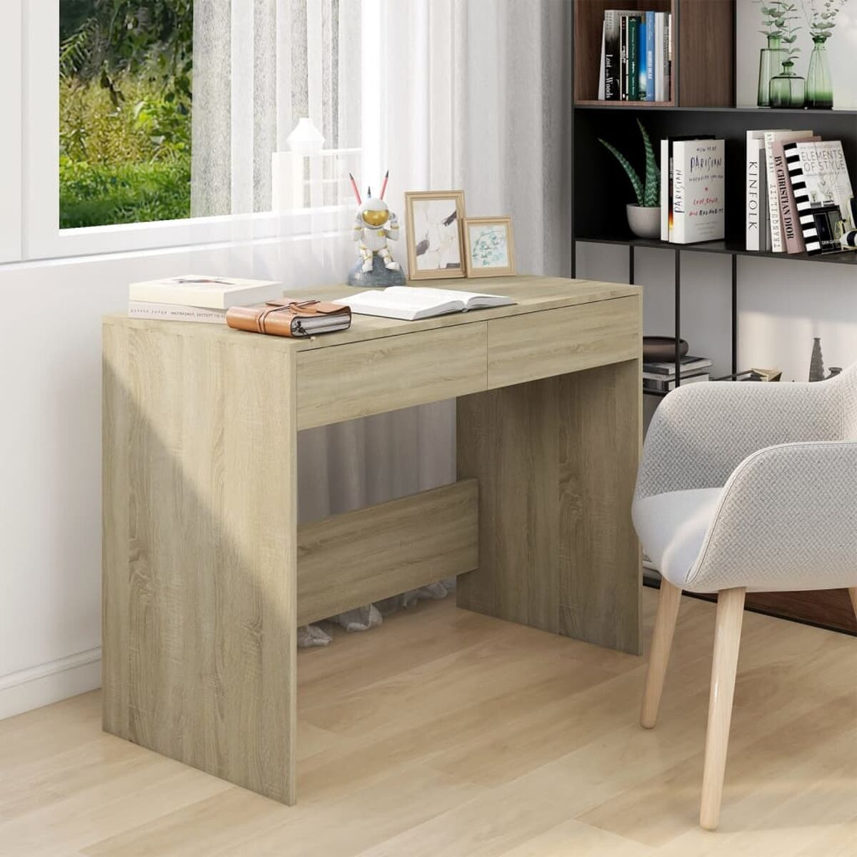 Holzschreibtisch mit Schublade. Offenes Buch, Dekorationsartikel und ein Stuhl sind vorhanden.