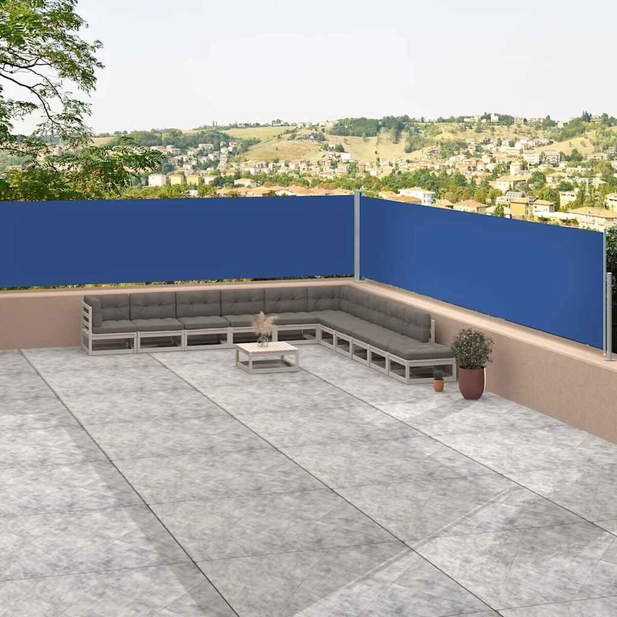 Außenbereich mit blauem Sichtschutz, Ecksofa, kleinem Tisch und Fliesenboden.
