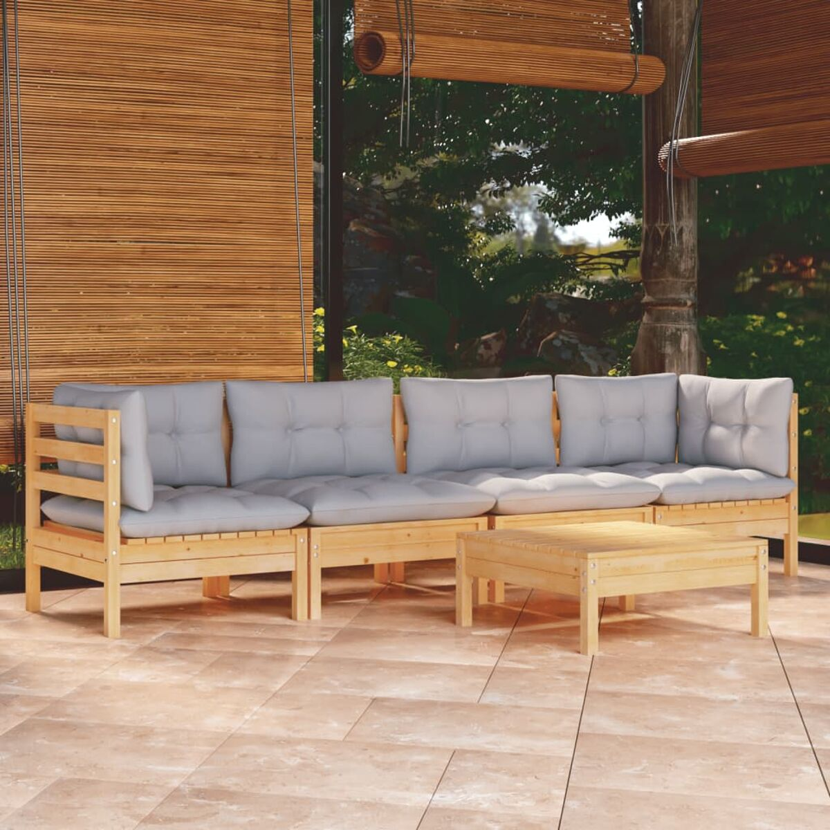 Outdoor-Terrassenmöbel-Set, bestehend aus einem Holzrahmensofa, Kissen und einem Couchtisch. Jalousien und ein sonniger Himmel.