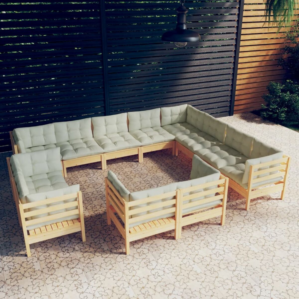 Lounge-Bereich im Freien mit Holzmöbeln. Beinhaltet ein Sofa, Stühle und einen Tisch.