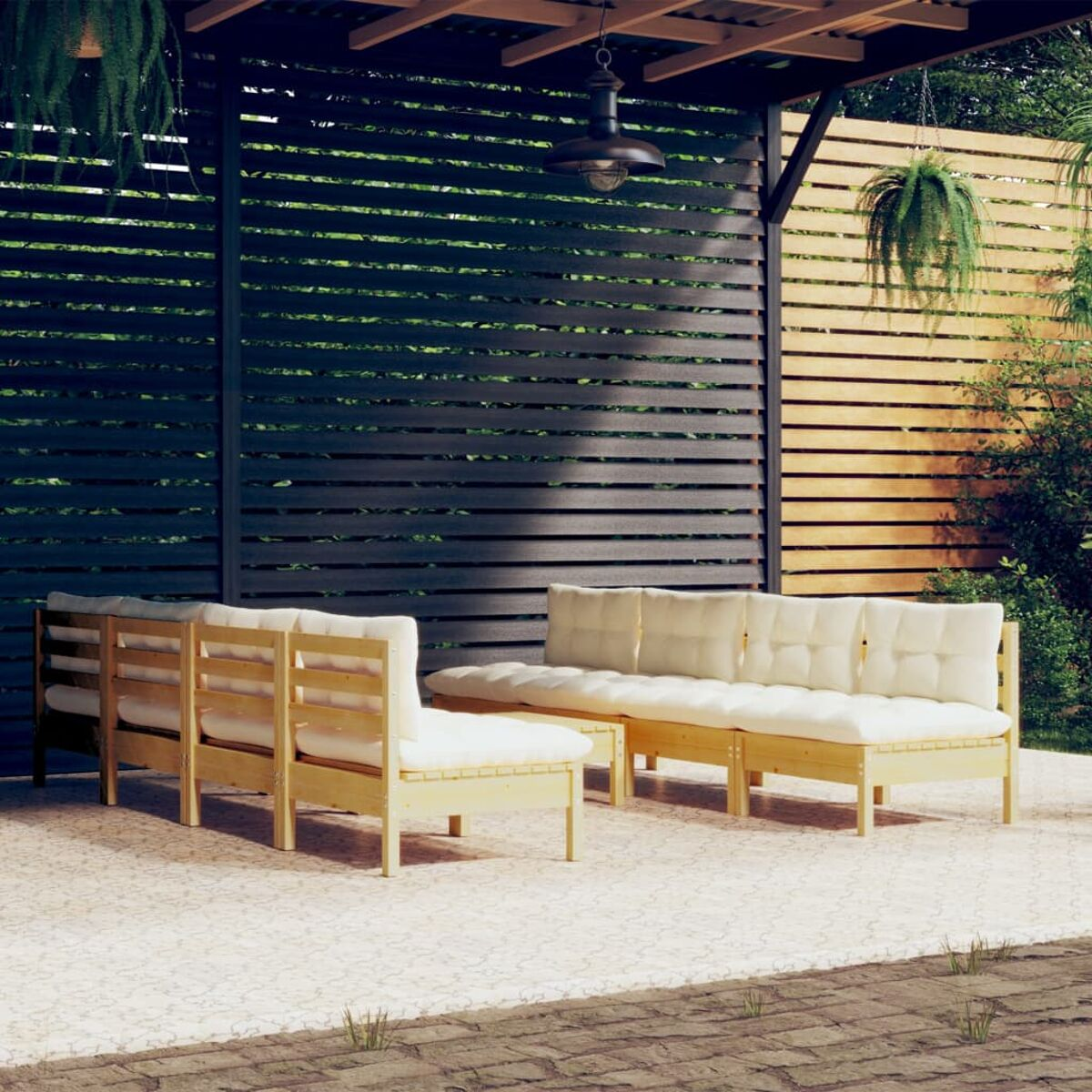 Holz-Outdoormöbel auf einer Terrasse, einschließlich Sofas und Deckenbalken mit Pflanzen.