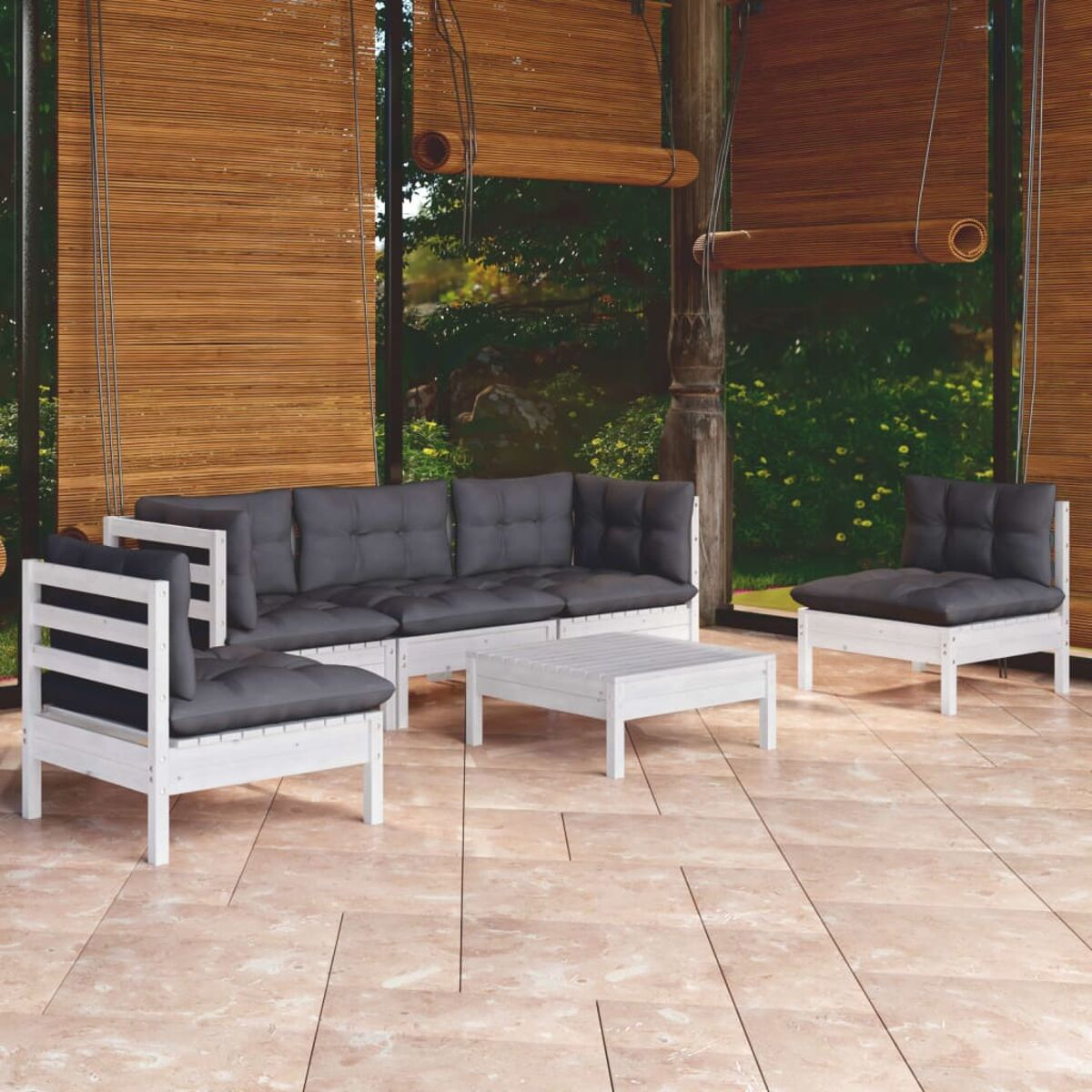 Set patio in legno per esterni con cuscini grigi, su pavimento piastrellato con tende di bambù.