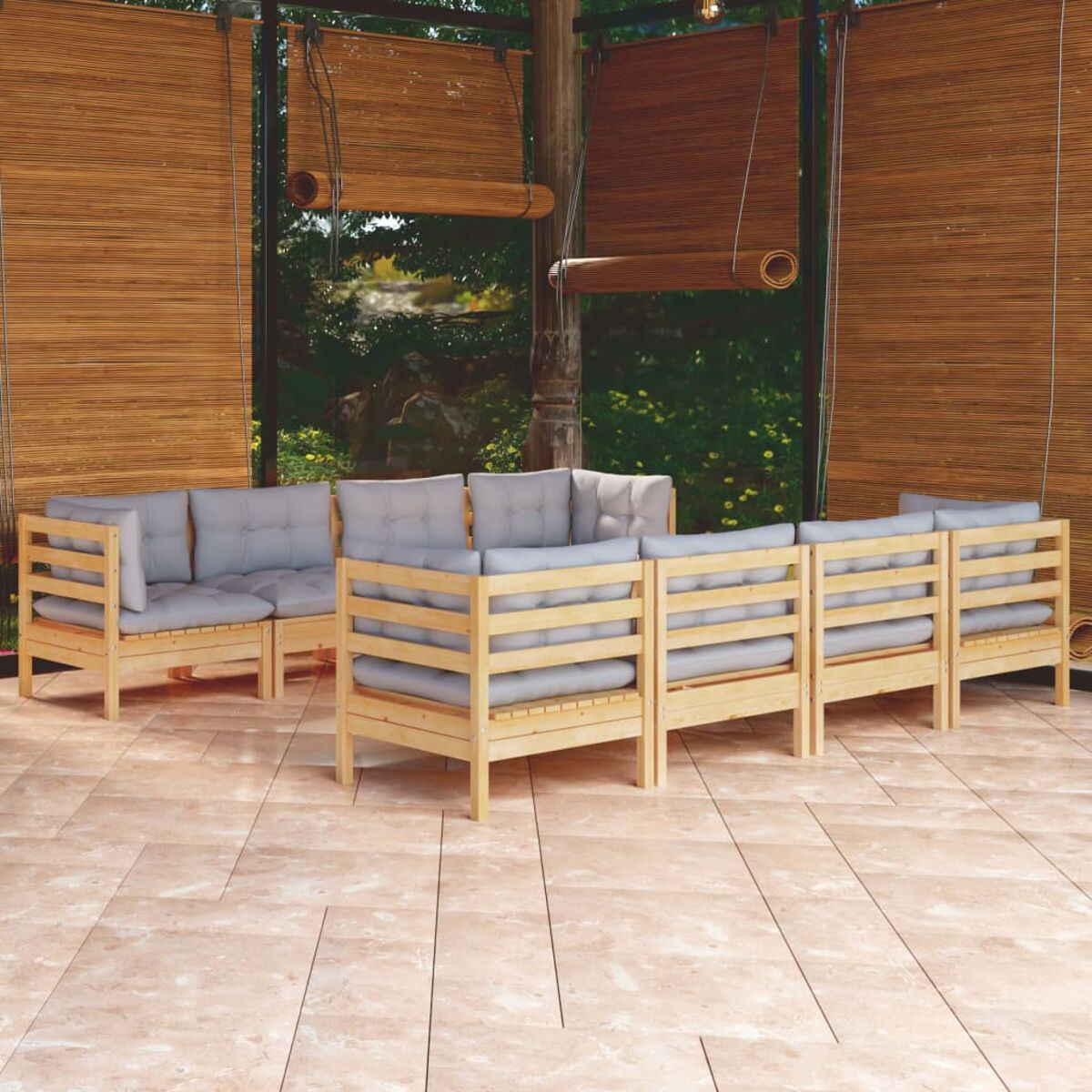 Outdoor-Sofagarnitur aus Holz mit grauen Kissen. Auf Fliesen, Bambus-Sichtschutz im Hintergrund.