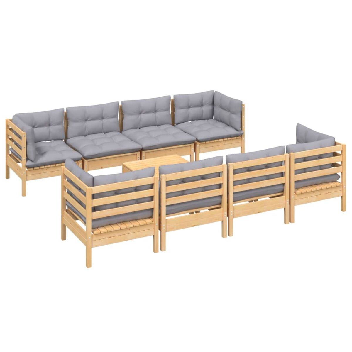 Helle Sitzgruppe im Freien aus Holz mit Sofa und mehreren Stühlen, mit grauen Kissen.