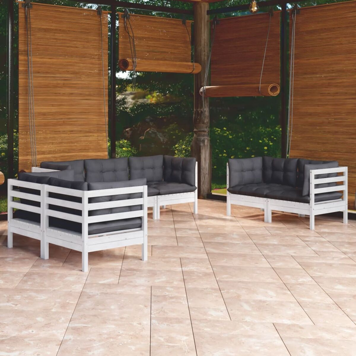 Garten-Sitzgruppe: weiße Holzrahmen mit dunkelgrauen Kissen auf einer Terrasse. Bambusjalousien im Hintergrund.