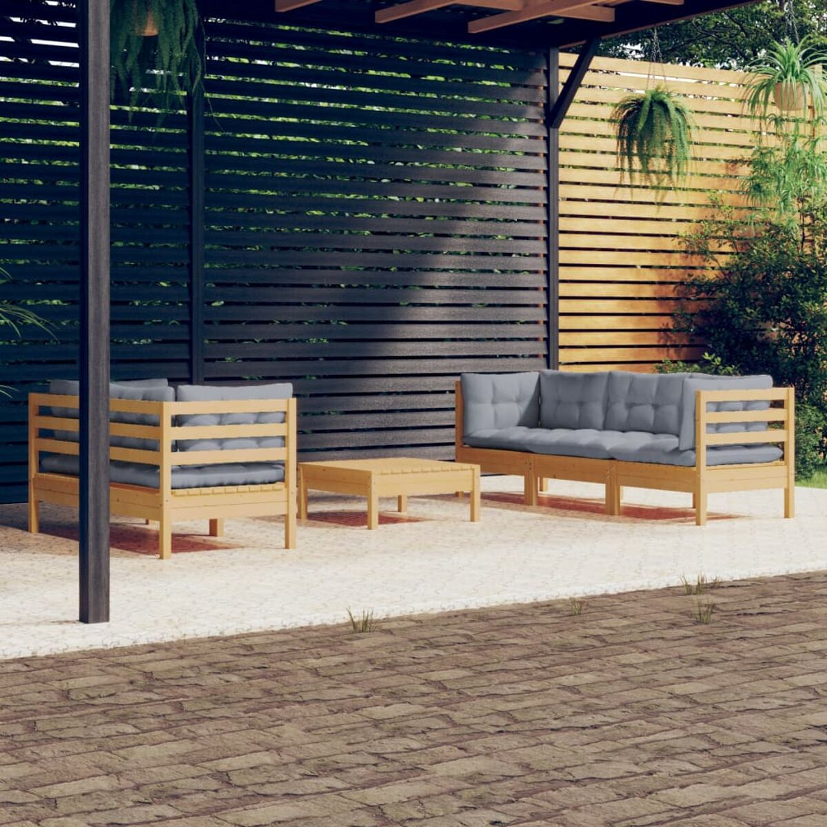 Eine Terrasse mit Holzpergola, Sitzgelegenheiten und einem Couchtisch auf Kies.