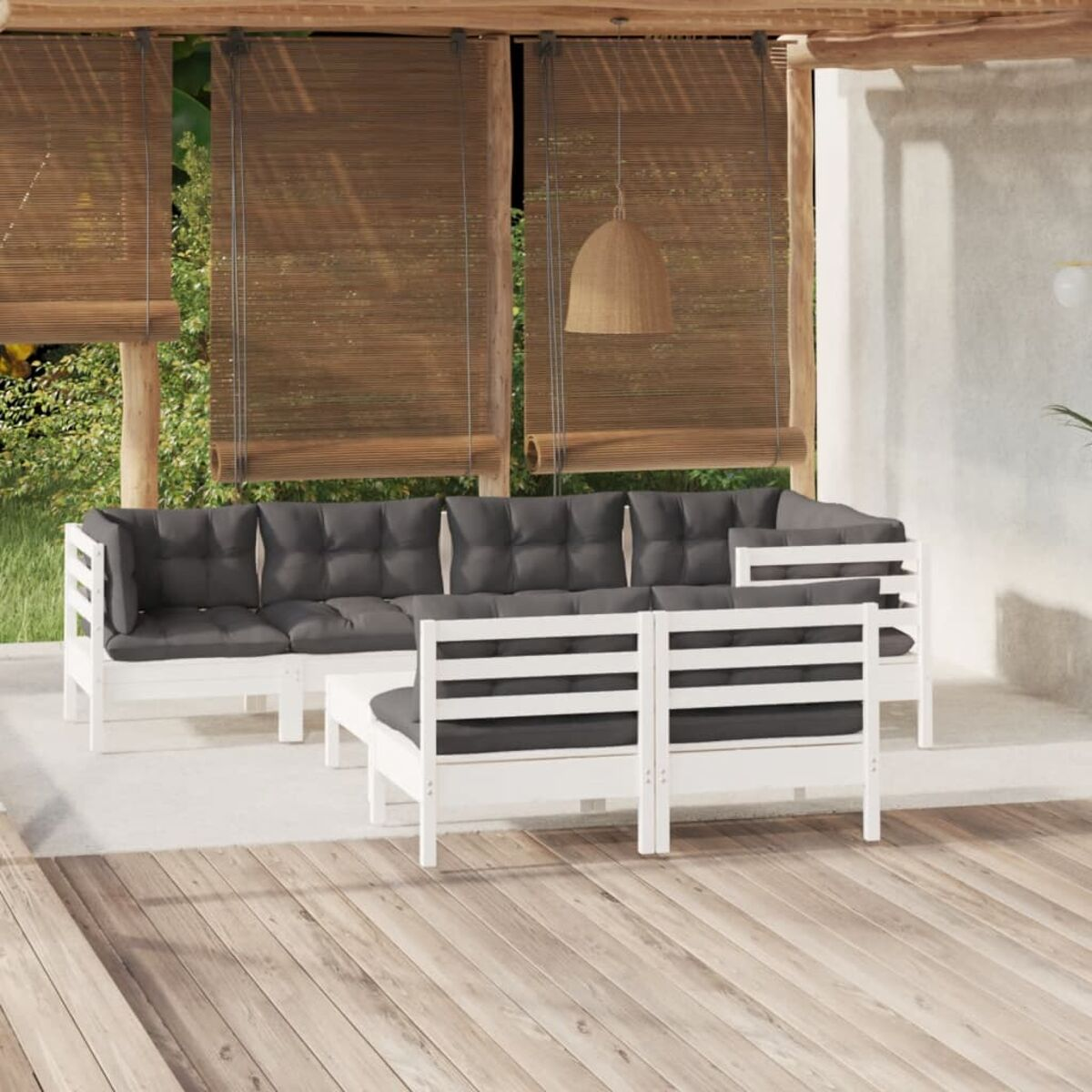 Weißes Holz-Outdoor-Sofaset mit grauen Kissen. Bambusjalousien und eine Hängelampe sind sichtbar.
