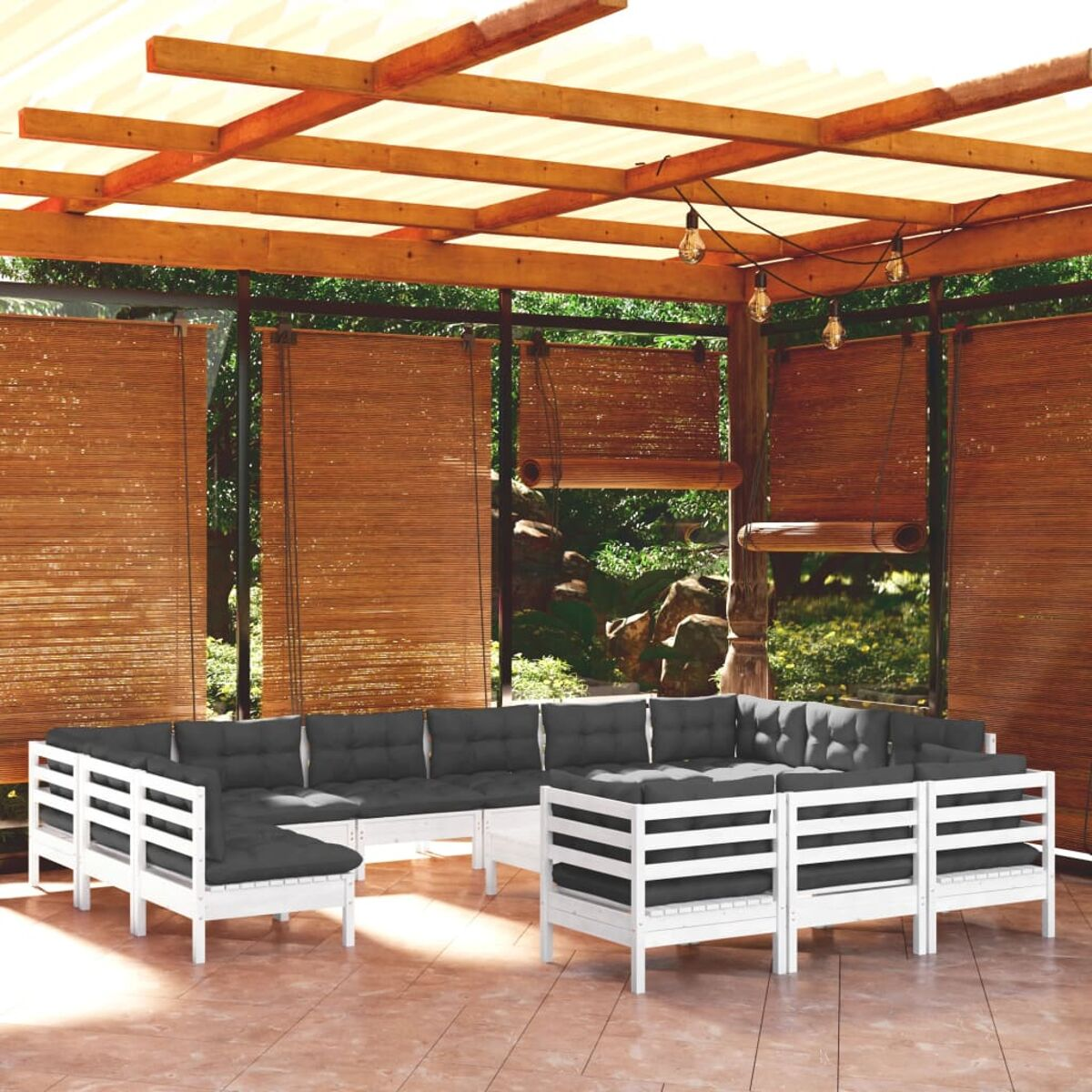 Sitzgelegenheiten im Freien mit weißen Rahmen, grauen Kissen, unter einer Holzpergola mit Bambusjalousien und Lichtern.